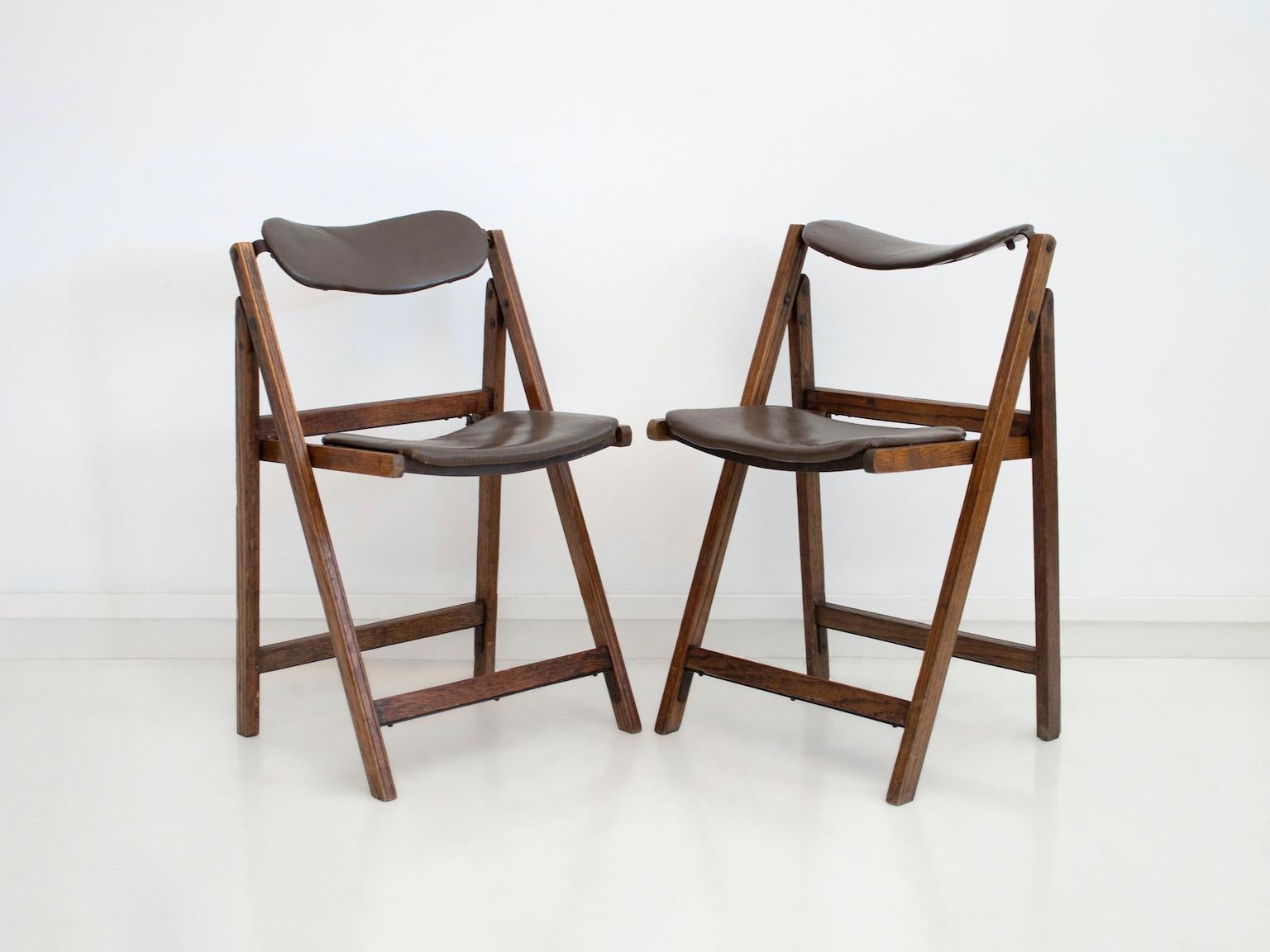Pair of Brown Folding Chairs with Oak Frame In Good Condition In Madrid, ES