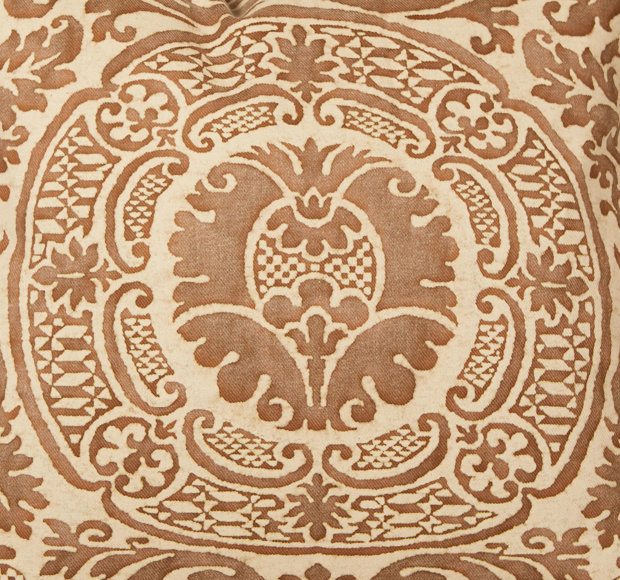 Une paire de coussins en tissu de Fortuny dans le motif Orsini. Le motif Orsini, qui présente une magnifique palette de couleurs marron et beige, est un motif italien du XVIIe siècle qui doit son nom à l'une des familles princières les plus