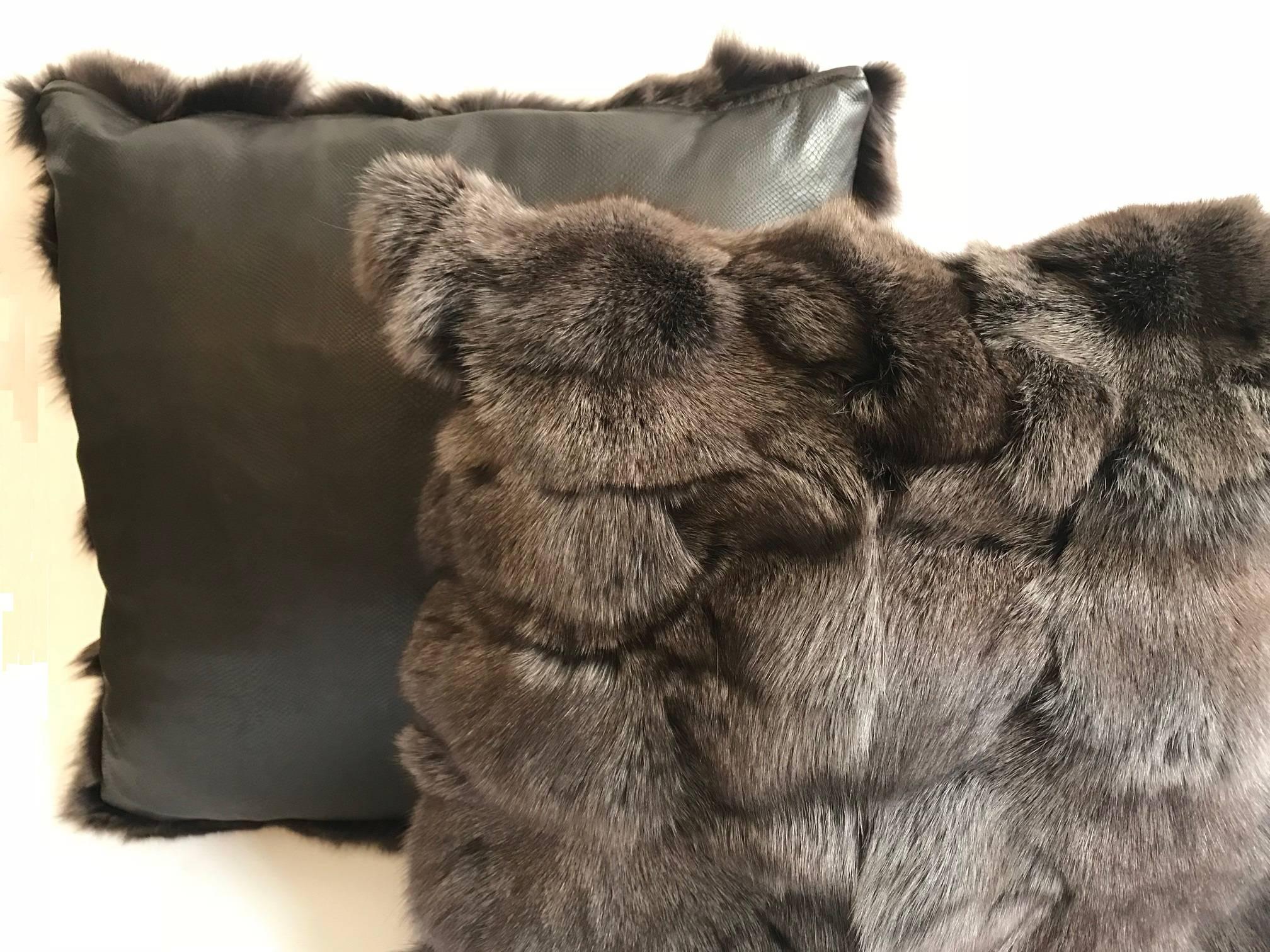 Pair of Brown Fox Fur Pillows In New Condition In New York, NY