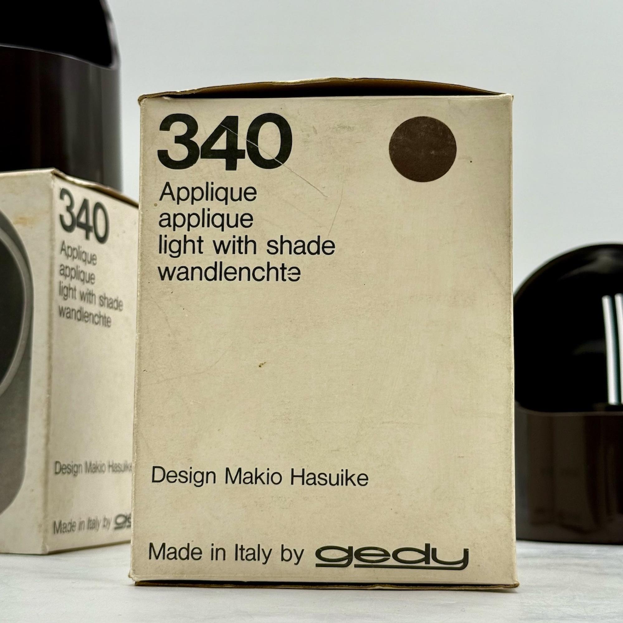 Este prístino par de apliques Gedy de Makio Hasuike representa una de las expresiones más puras del diseño italiano de la Era Espacial. Creadas en la década de 1970, las lámparas presentan carcasas de plástico marrón brillante con aberturas