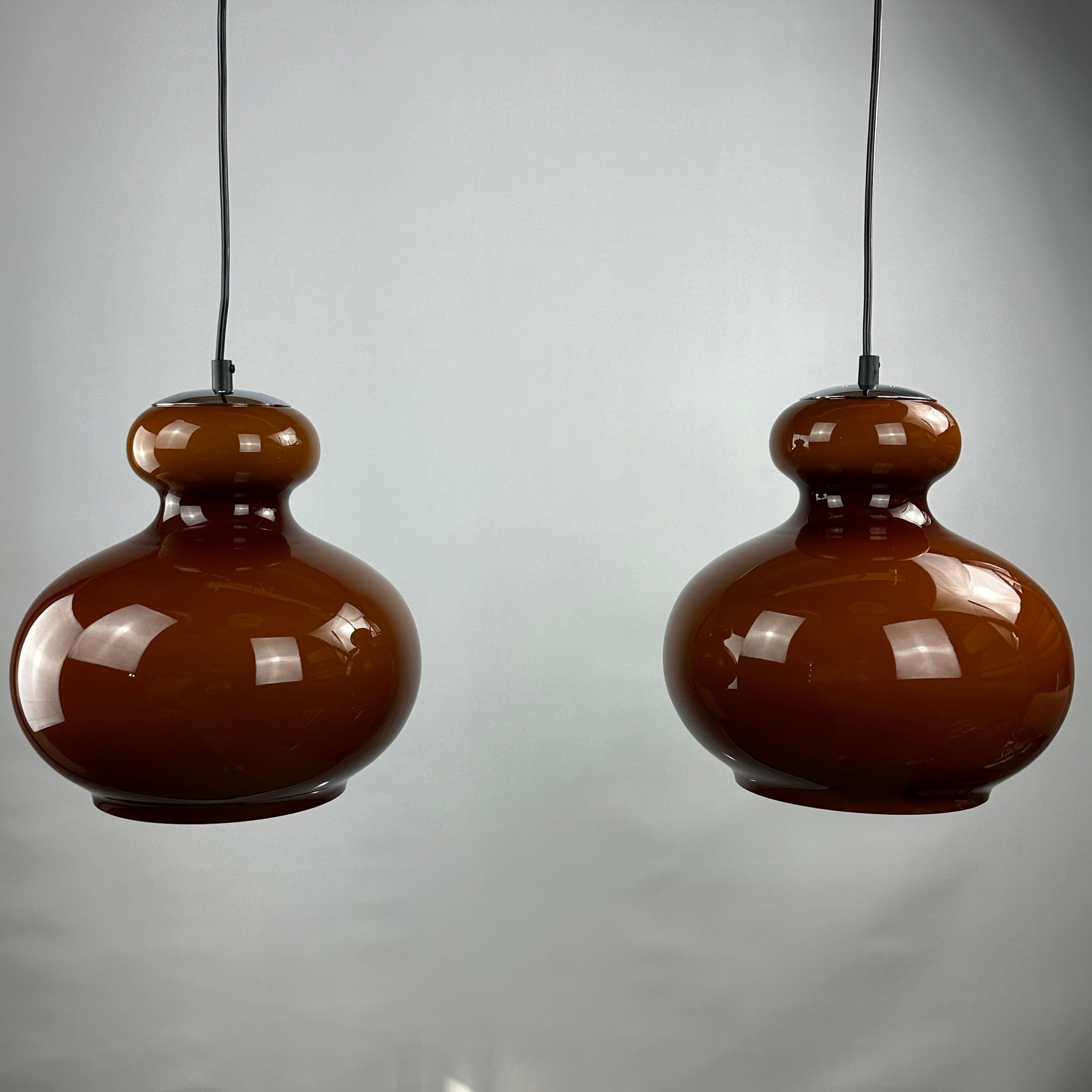 Gorgeous set of two brown opaline glass pendant lights by Peill and Putzler, produced around 1960. Has a very funky brown color when off and gives a very warm light when on.

Price is for the pair.

 

DIMENSIONS

Height: 24cm
Diameter: 25cm
Cord