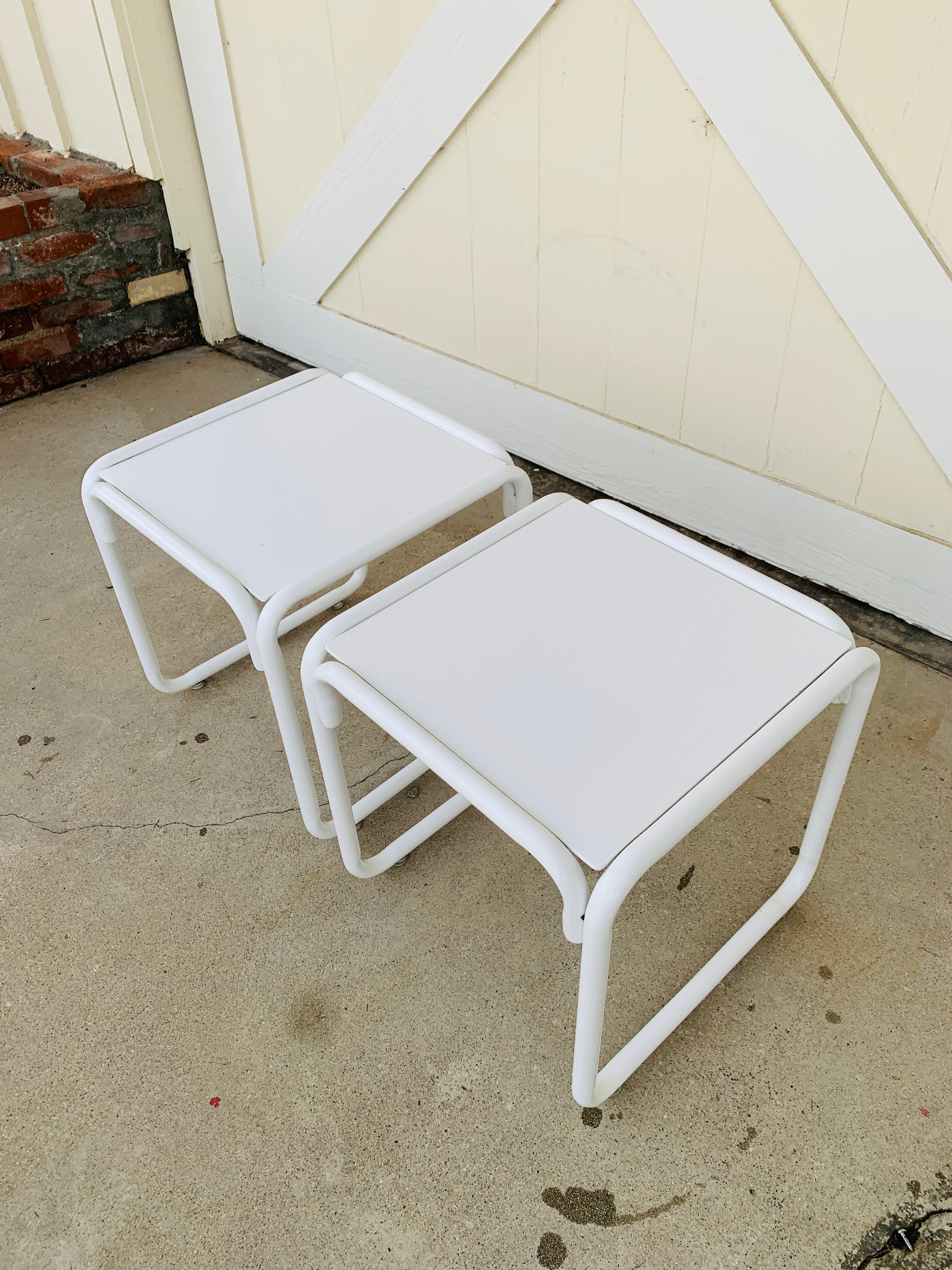 Beautiful pair of side tables designed and manufactured by Brown Jordan in the 1970s.

The table have tubular legs with a metal top powder-coated in white.

The tables are in vintage condition with some nicks and scuffs to