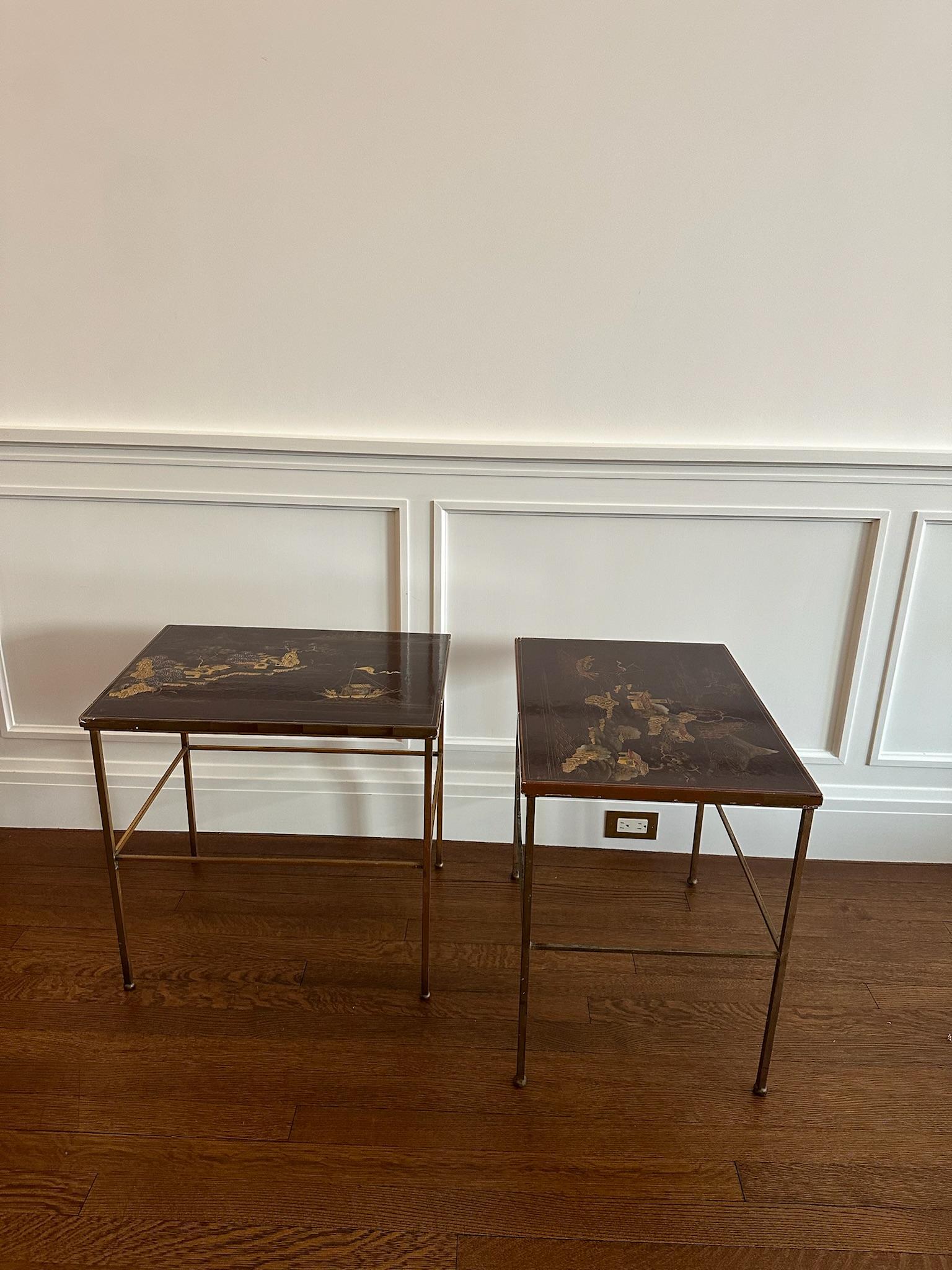 Pareja de Mesas Auxiliares de Chinoiserie Lacadas en Marrón en Bastante bueno estado para la venta en New York, NY