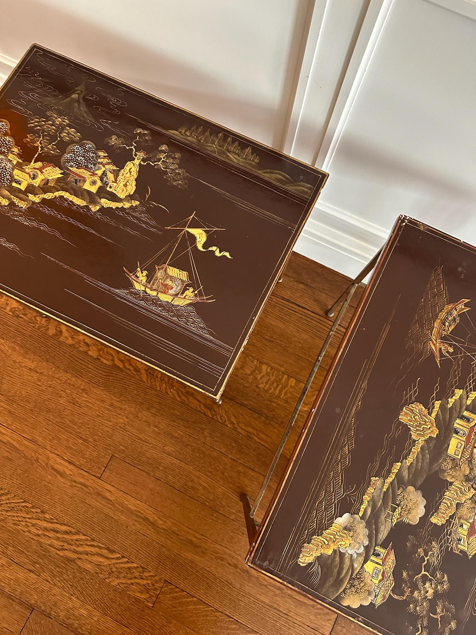 Pareja de Mesas Auxiliares de Chinoiserie Lacadas en Marrón mediados del siglo XX en venta