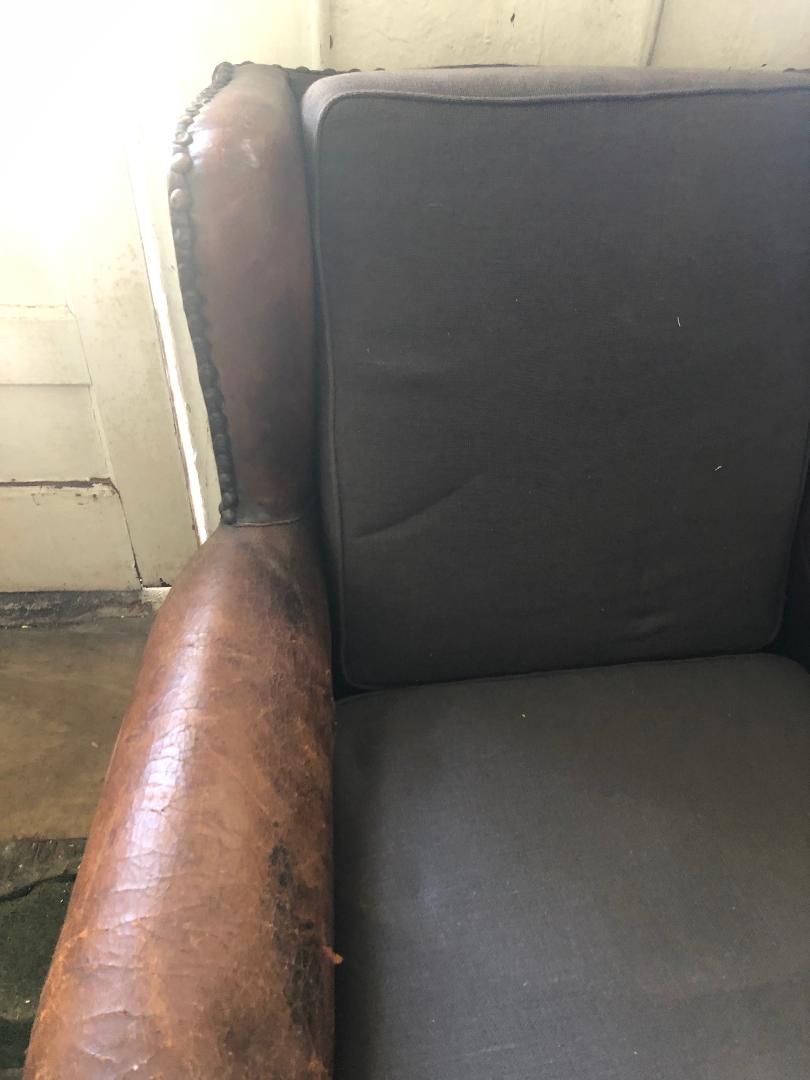 Cuir Paire de fauteuils club en cuir brun et coussins d'assise et de dossier en lin bleu en vente