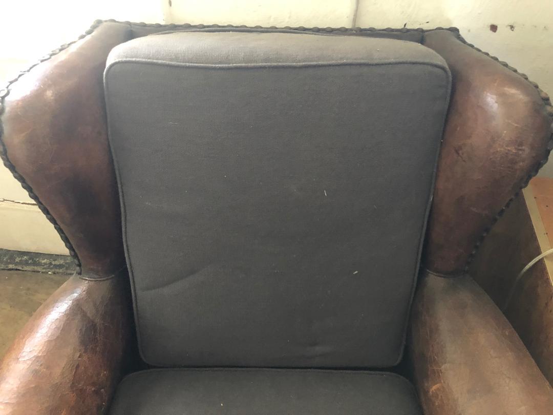 Paire de fauteuils club en cuir brun et coussins d'assise et de dossier en lin bleu en vente 1