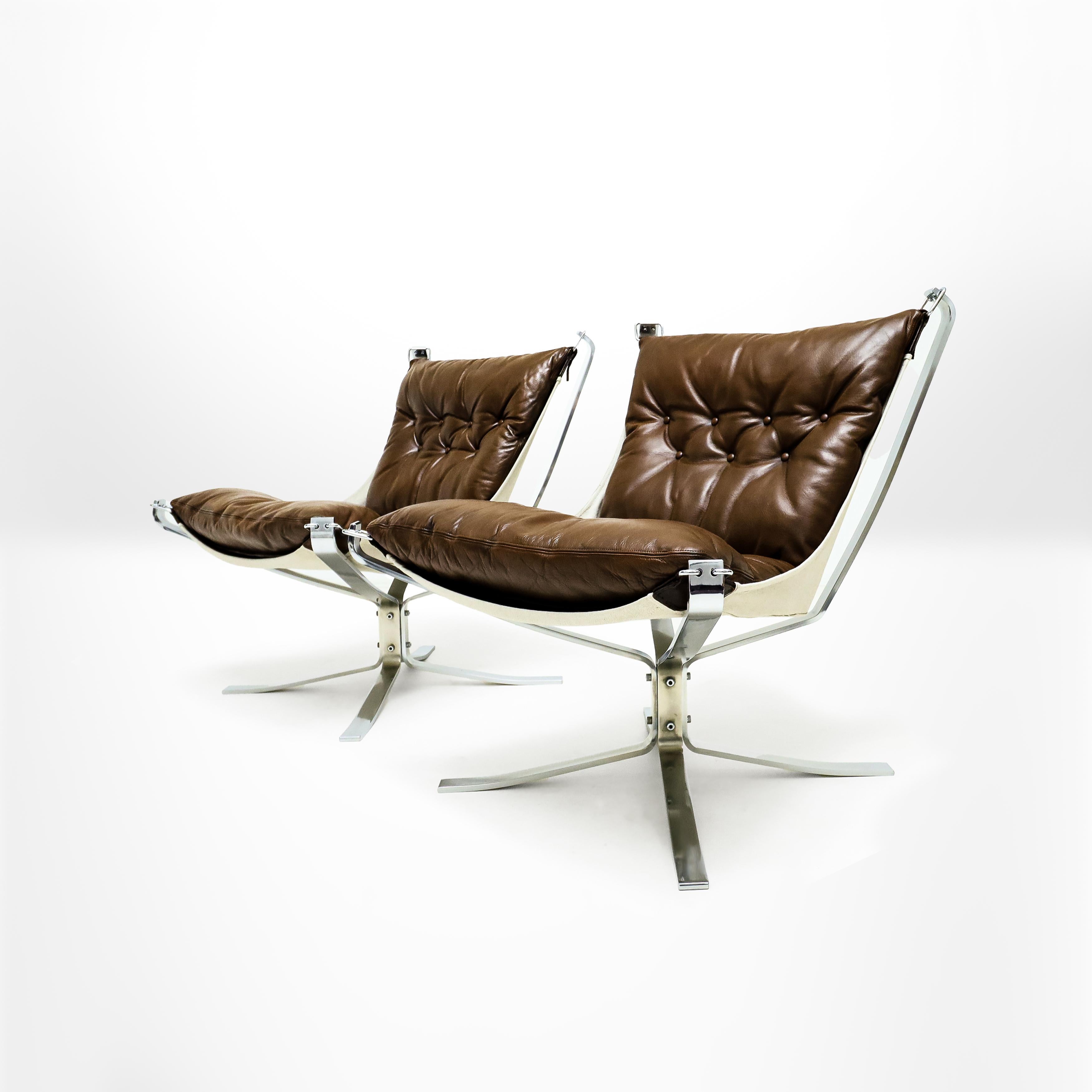 Un'eccezionale coppia di sedie vintage Vatne Møbler, Sigurd Ressell Falcon dei primi anni '70, in pelle marrone patinata con struttura cromata.

Conosciuta per la sua particolare struttura cromata e la sua seduta sospesa, la Falcon Chair è uno dei