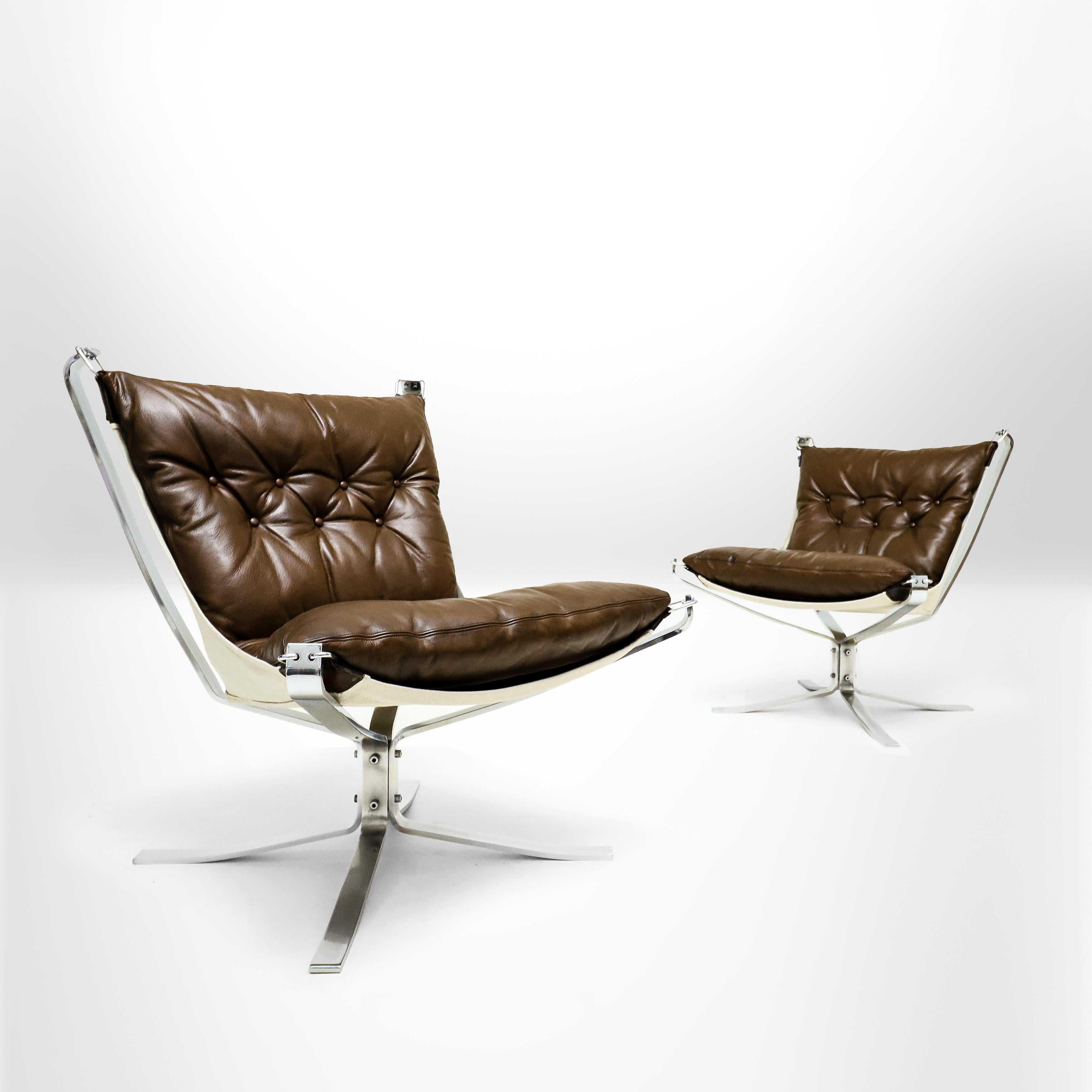 Mid-Century moderno Coppia di sedie Falcon di Sigurd Ressell in pelle marrone e cromo per Vatne Møbler in vendita