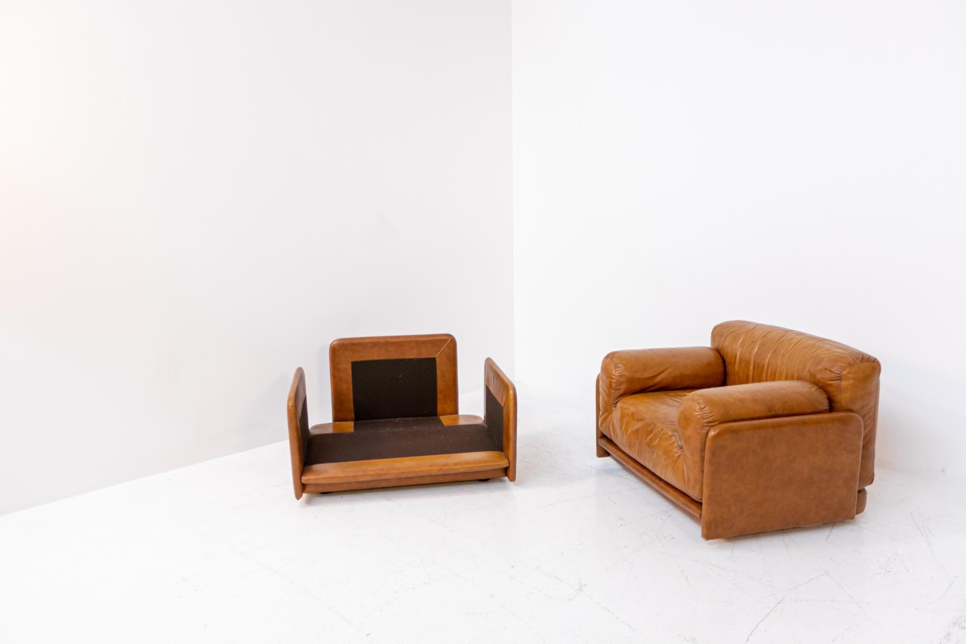 Stunning pair of fine camel colored leather armchairs from the 1970s.
The armchairs are made by Saporiti Italia.
The structure is in sturdy wood and the upholstery in leather. The seat and the armrests are in a single body with a soft and rounded