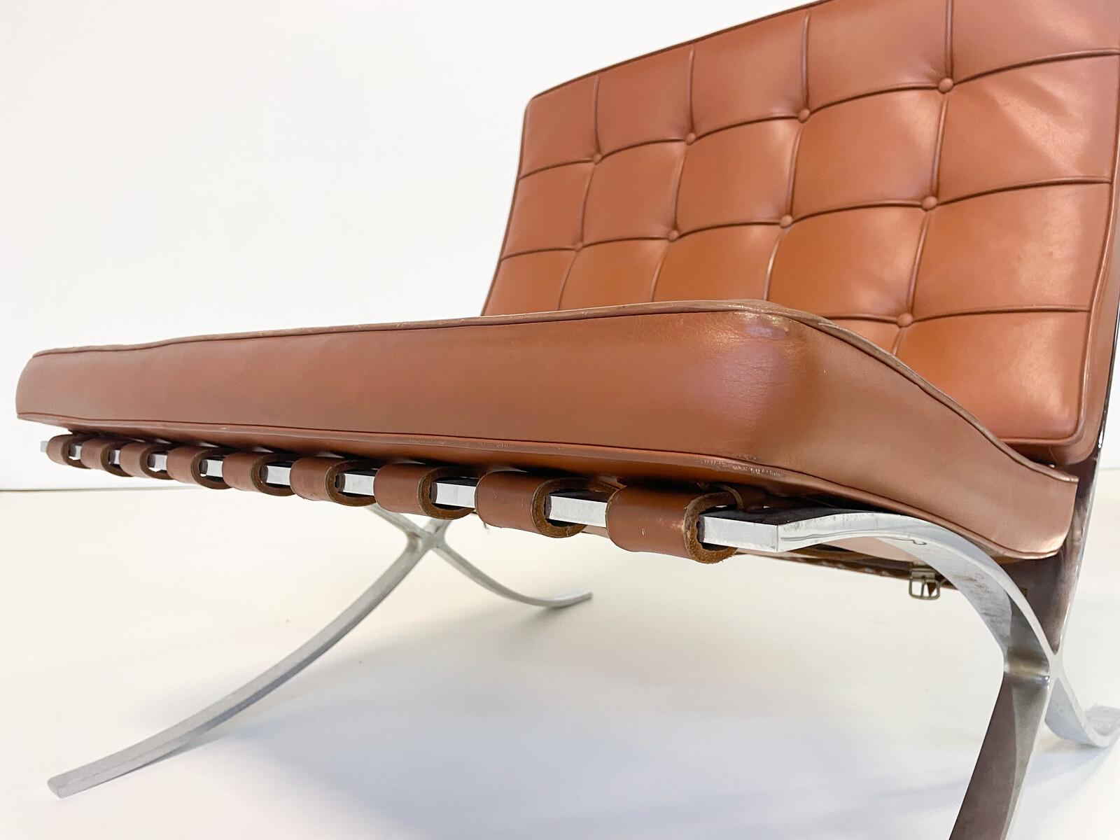 Européen Paire de chaises Barcelona en cuir brun par Mies Van Der Rohe pour Knoll en vente