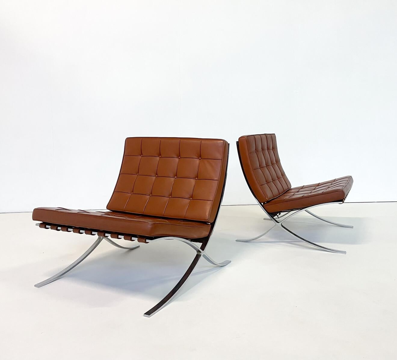 Late 20th Century Pair of Brown Leather Barcelona Chairs by Mies Van Der Rohe for Knoll For Sale