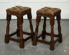 PAIR OF BROWN LEATHER CHESTERFiELD BAR STOOLS J1