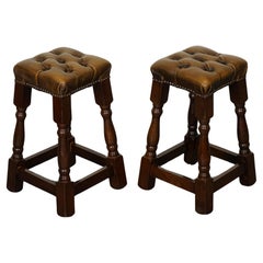 PAIR OF BROWN LEATHER CHESTERFiELD BAR STOOLS J1