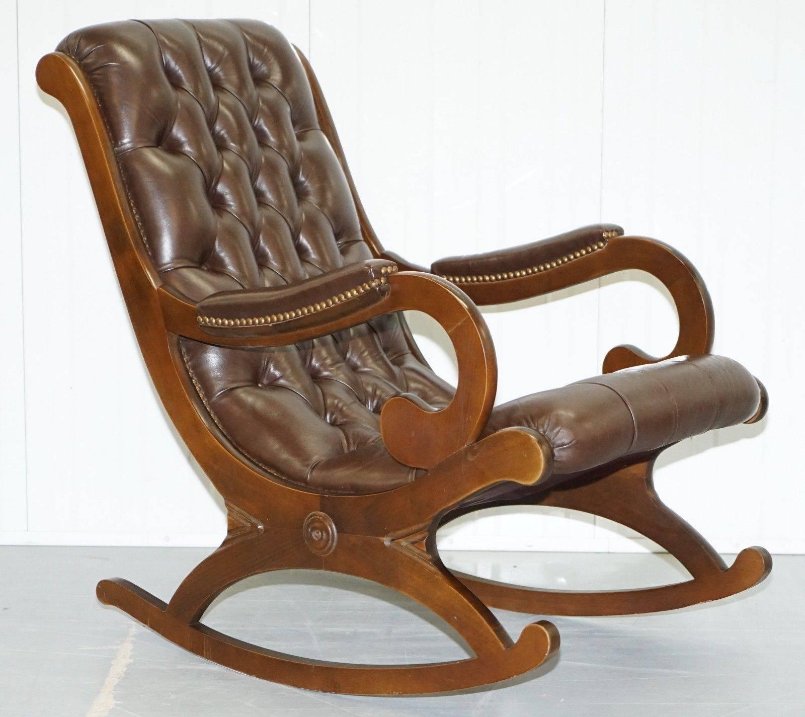 Wir freuen uns:: zum Verkauf dieser atemberaubenden Paar Vintage Mitte des Jahrhunderts Chesterfield im Alter von braunem Leder Bibliothek Pantoffel Schaukelstühle

Ein klassisches Aussehen und Design:: das sind die guten alten handgefertigt in