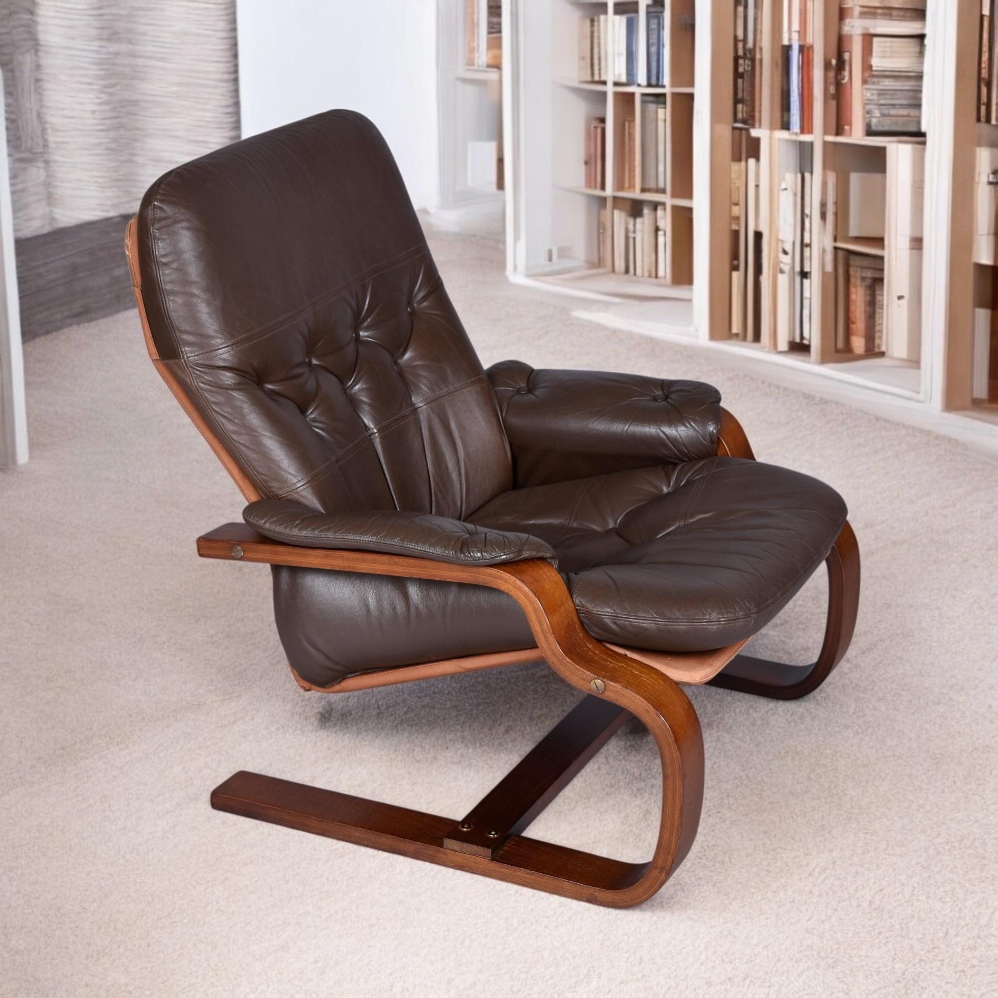 Paire de chaises scandinaves en cuir marron à piétement luge en teck et bentwood en vente 3