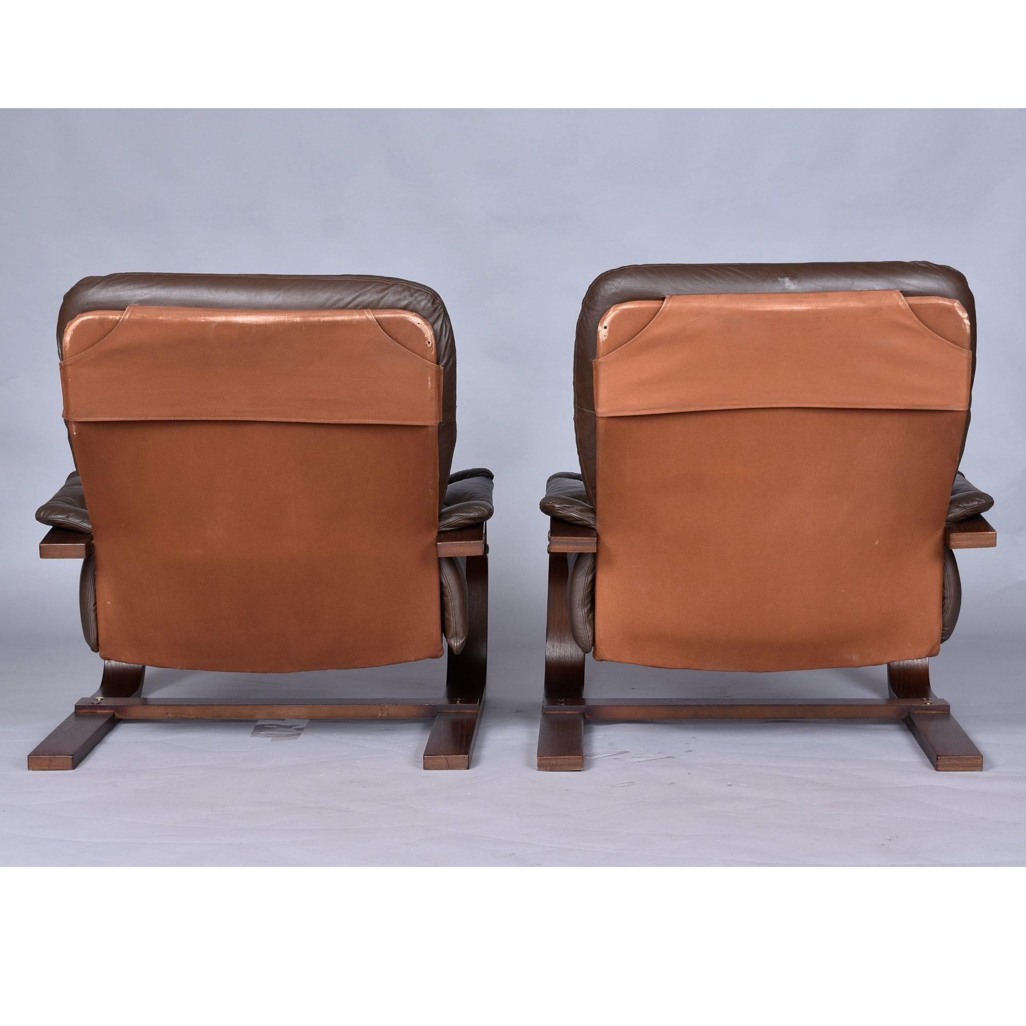 Paire de chaises scandinaves en cuir marron à piétement luge en teck et bentwood en vente 4