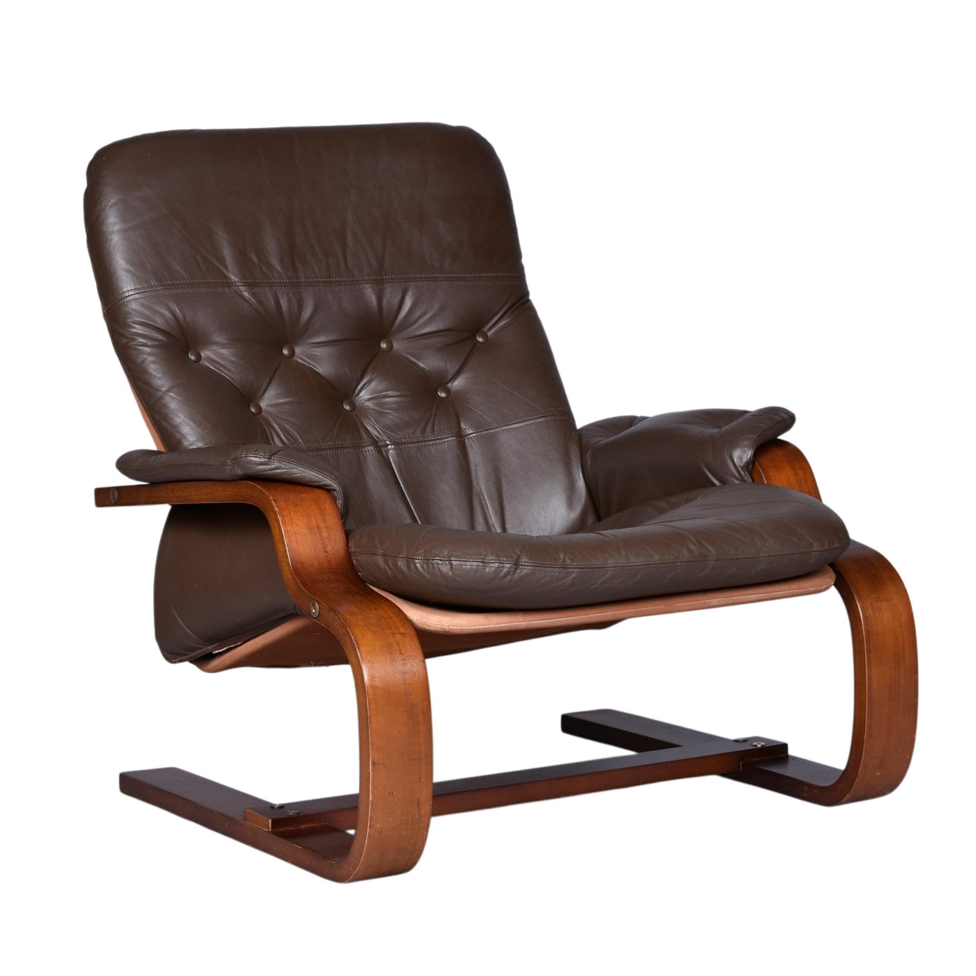 Paire de chaises scandinaves en cuir marron à piétement luge en teck et bentwood en vente 5