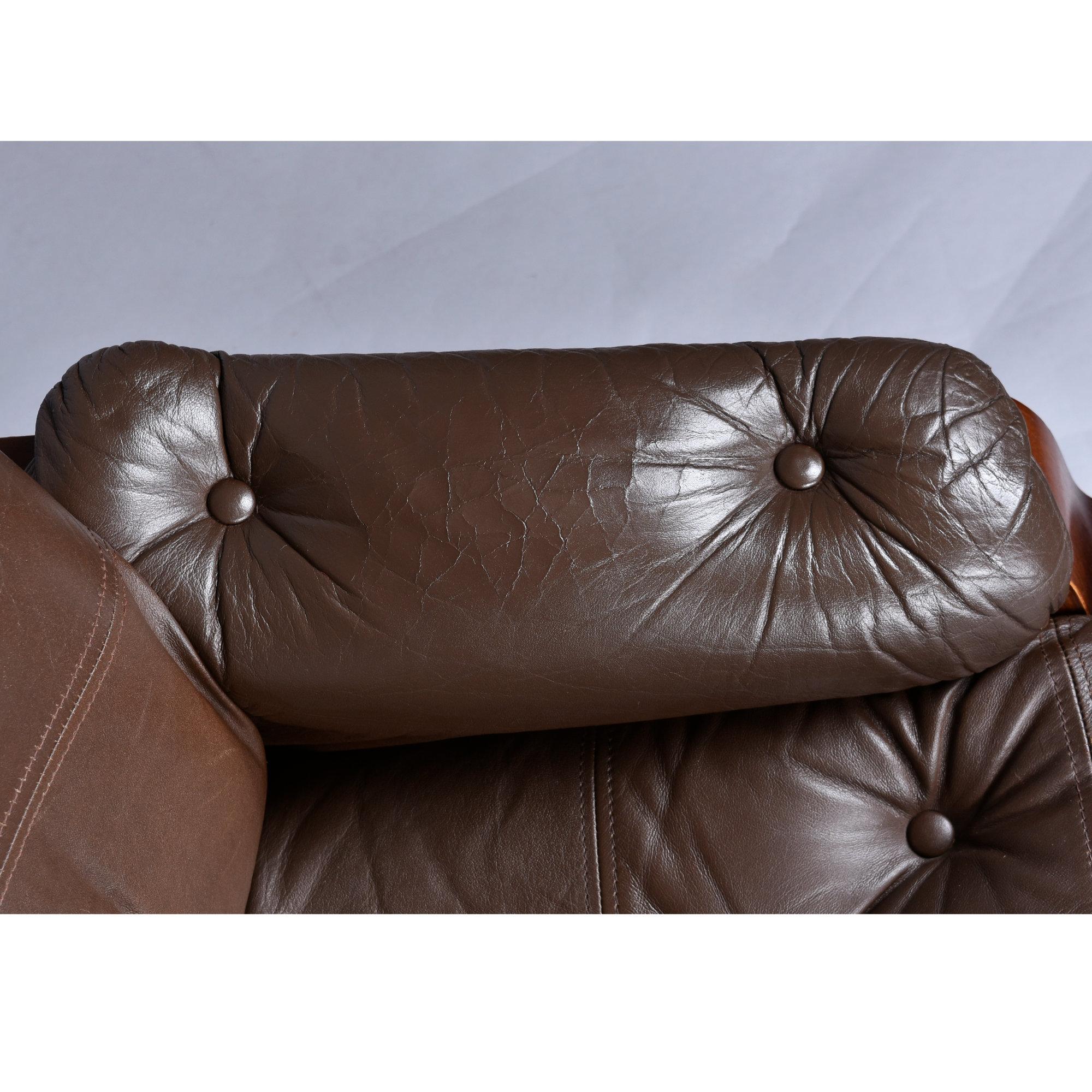 Paire de chaises scandinaves en cuir marron à piétement luge en teck et bentwood en vente 6