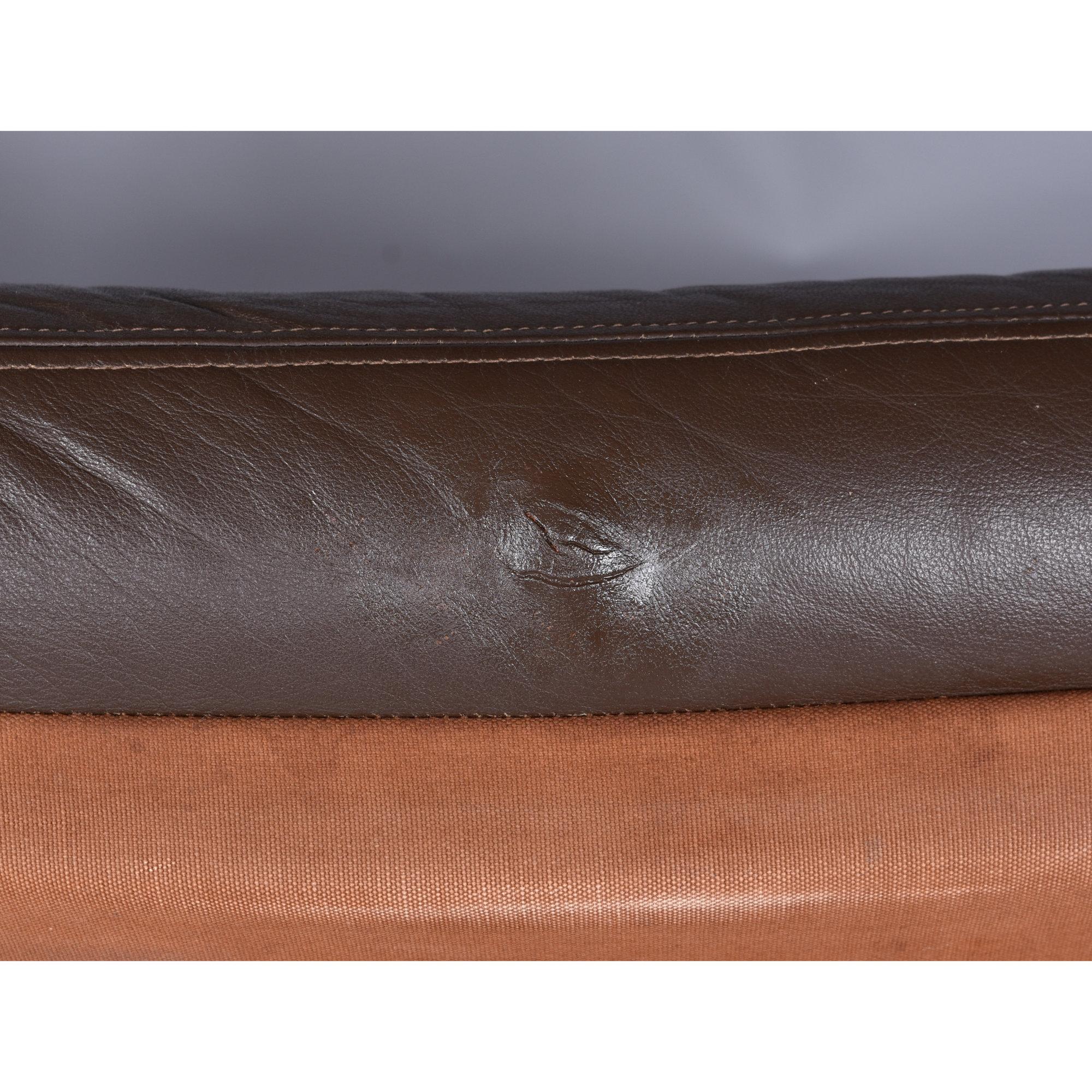 Paire de chaises scandinaves en cuir marron à piétement luge en teck et bentwood en vente 7