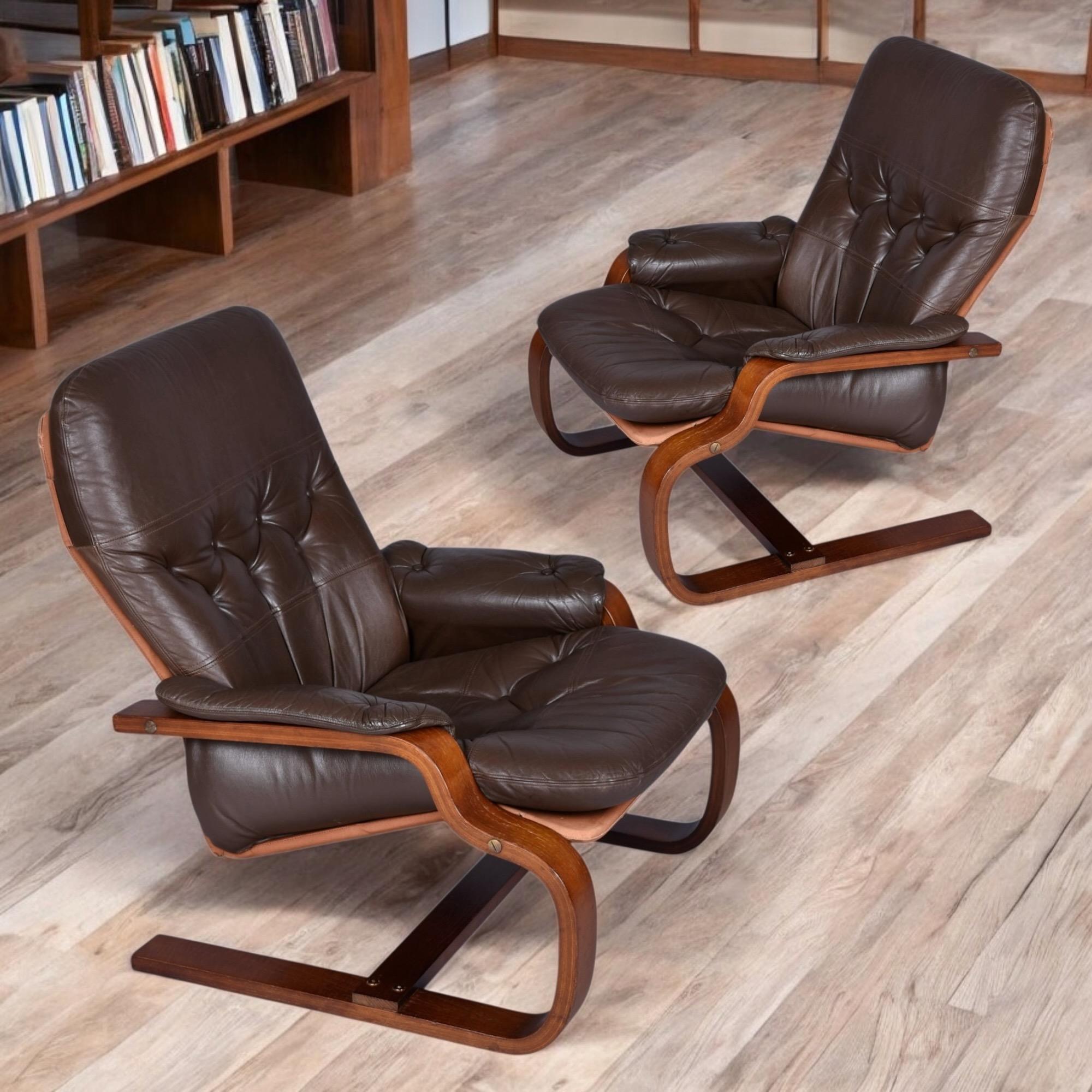 Vous trouverez ici tous les éléments importants pour la plus confortable des chaises longues. Des coussins en cuir bien rembourrés reposent dans une écharpe en toile, suspendue dans un cadre en porte-à-faux. La conception en harnais et en