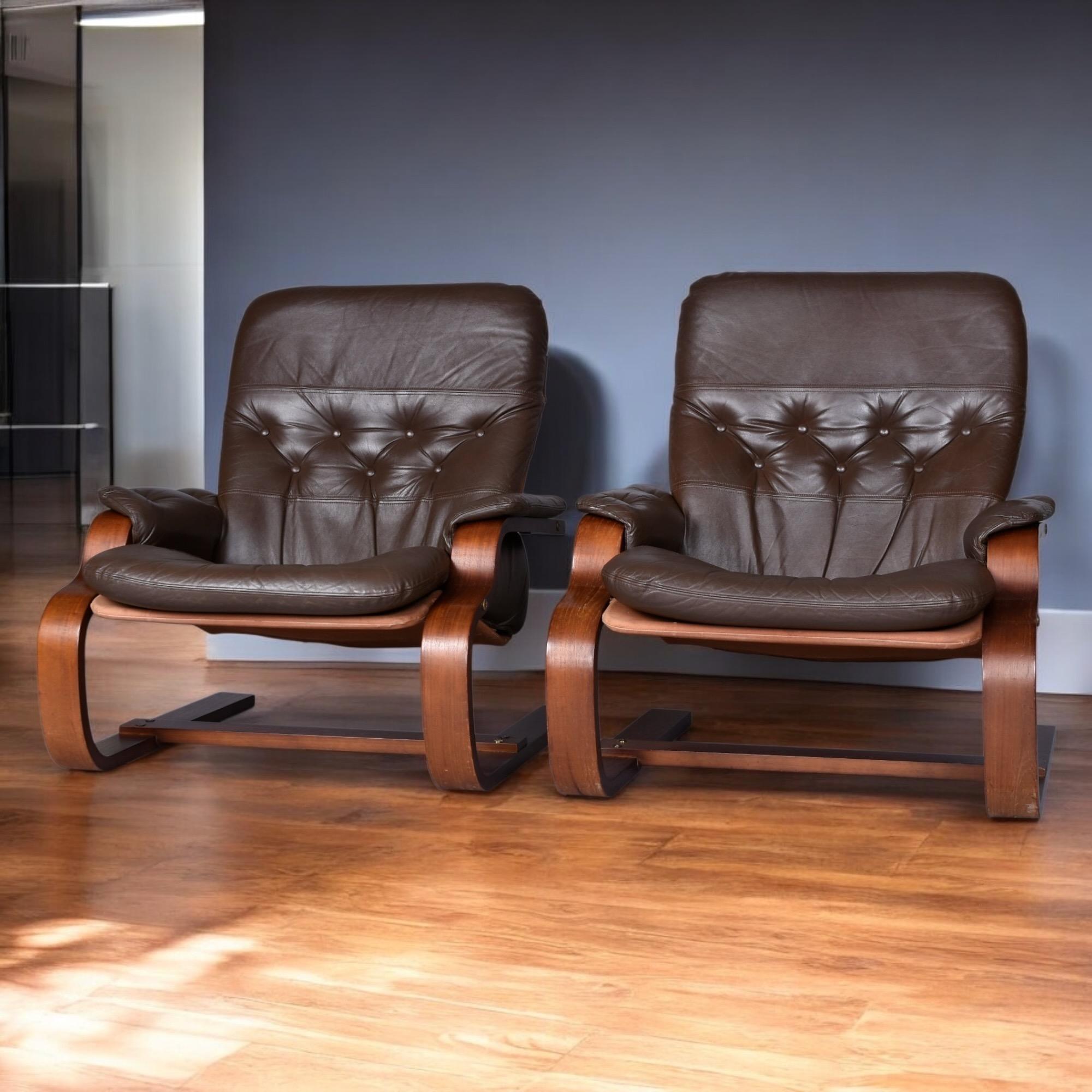 Mid-Century Modern Paire de chaises scandinaves en cuir marron à piétement luge en teck et bentwood en vente