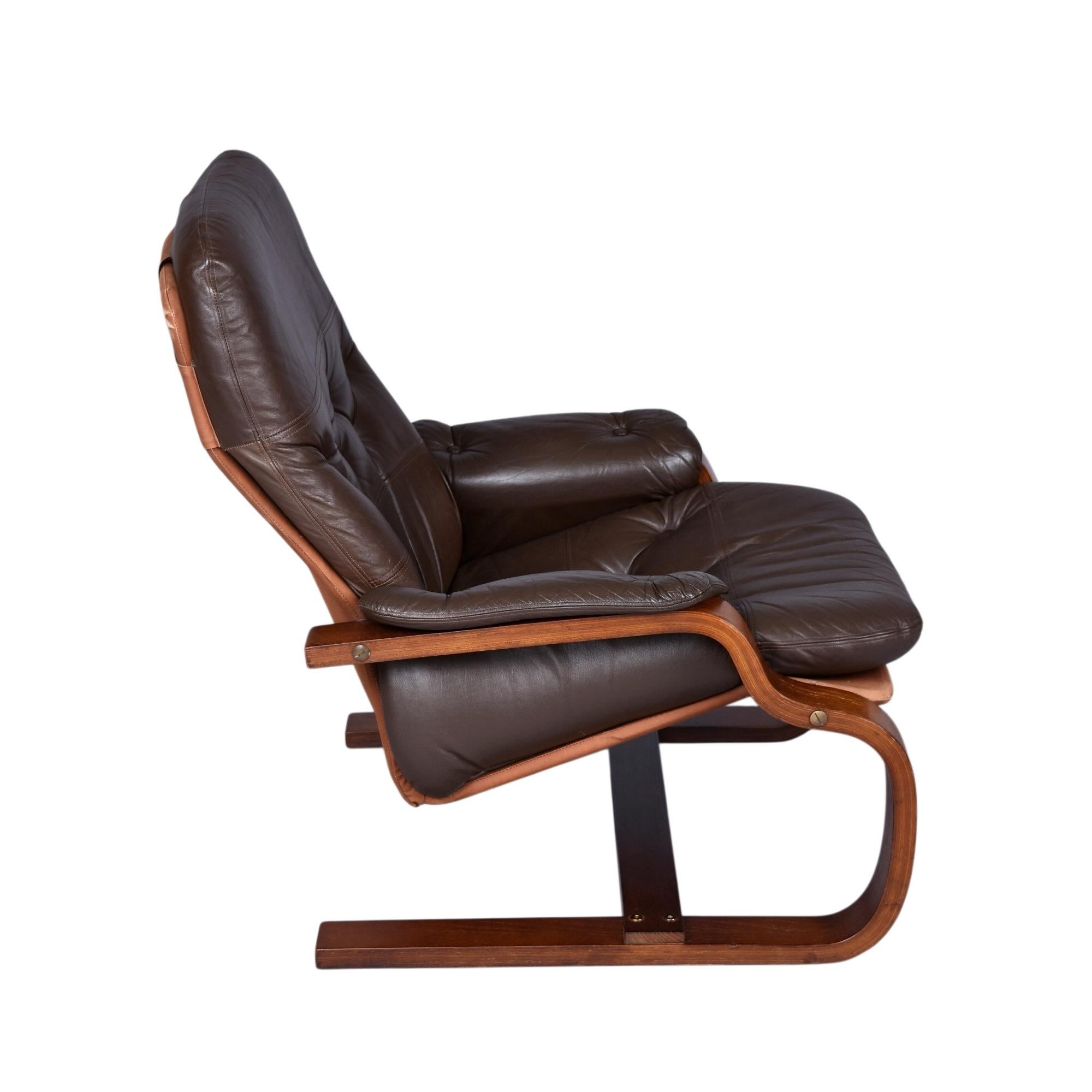 Scandinave Paire de chaises scandinaves en cuir marron à piétement luge en teck et bentwood en vente