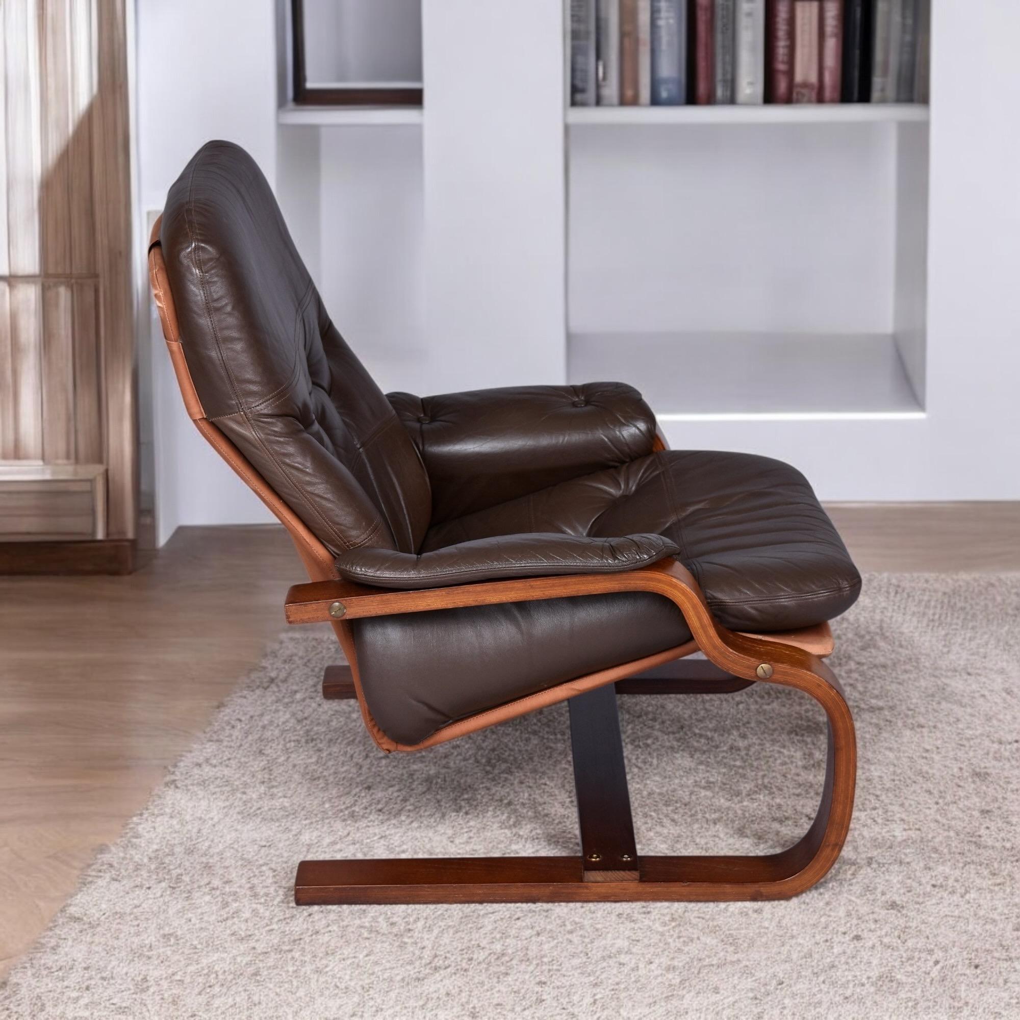 Fin du 20e siècle Paire de chaises scandinaves en cuir marron à piétement luge en teck et bentwood en vente