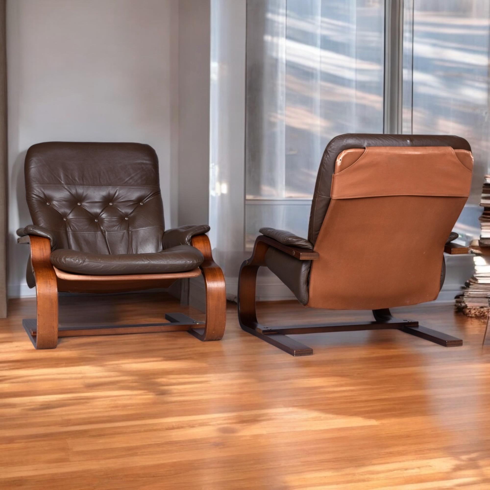 Cuir Paire de chaises scandinaves en cuir marron à piétement luge en teck et bentwood en vente