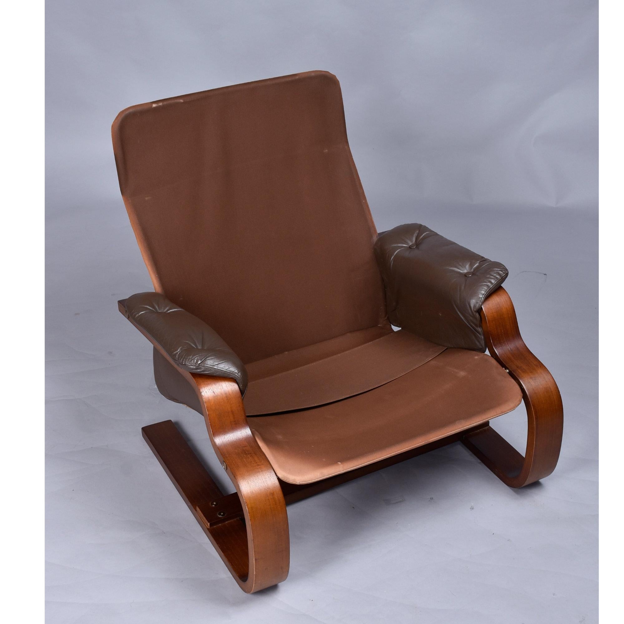 Paire de chaises scandinaves en cuir marron à piétement luge en teck et bentwood en vente 1