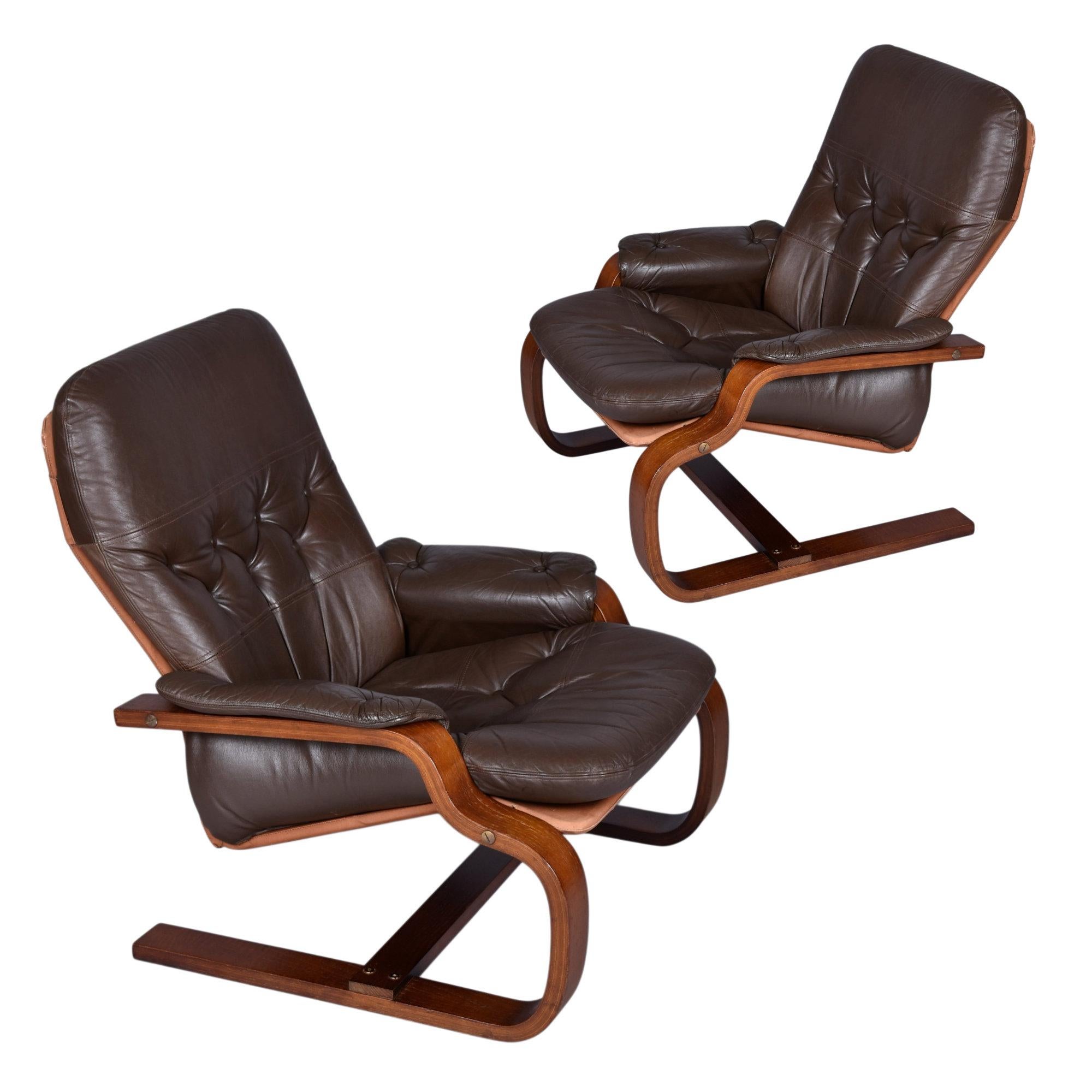 Paire de chaises scandinaves en cuir marron à piétement luge en teck et bentwood en vente 2