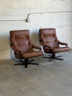Coppia di poltrone girevoli in pelle marrone, stile danese Mid-Century Modern, anni '70