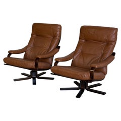Coppia di poltrone girevoli in pelle marrone, stile danese Mid-Century Modern, anni '70