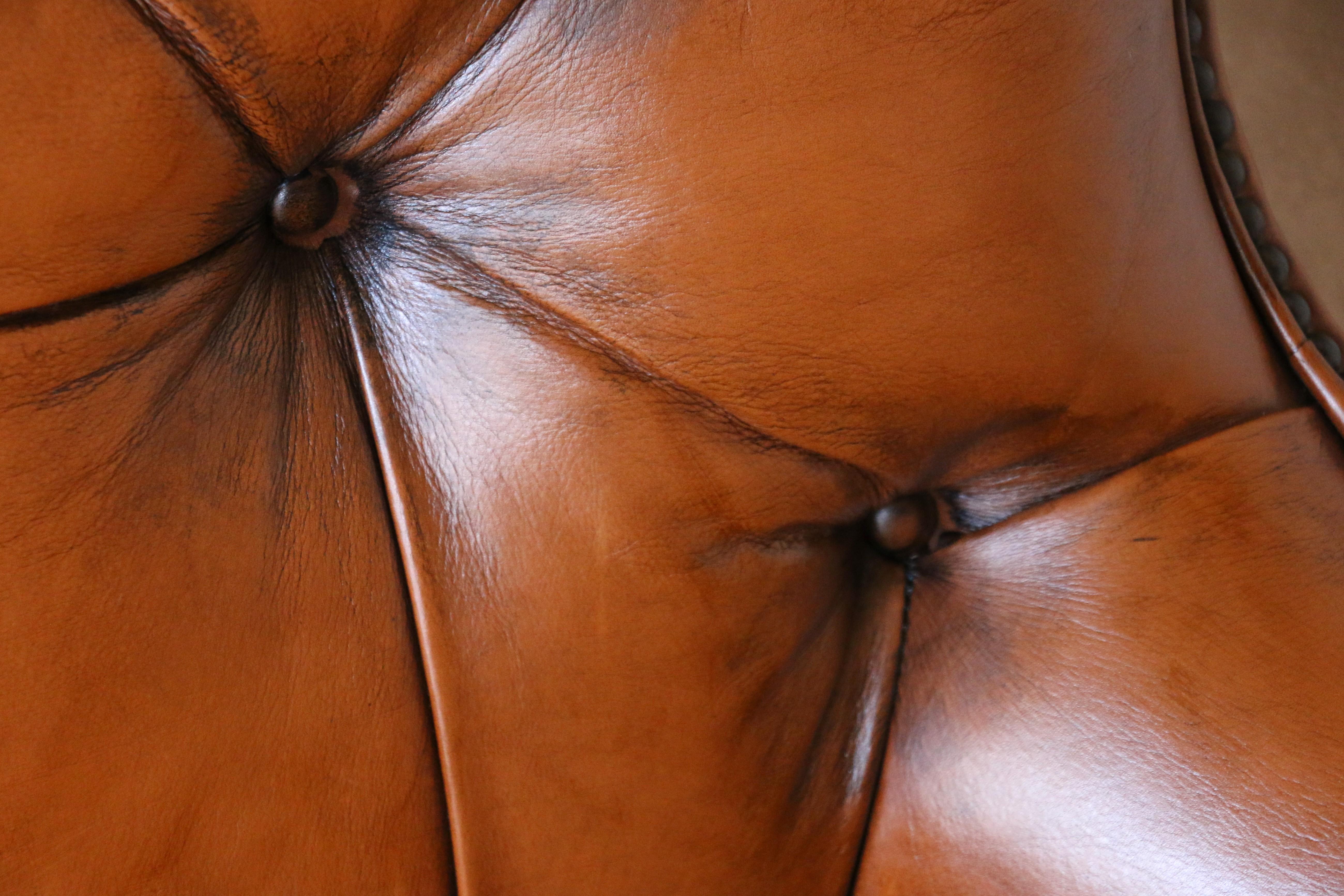 Paire de chaises d'appoint de bibliothèque en cuir brun capitonné par Century Furniture, années 1990 en vente 3