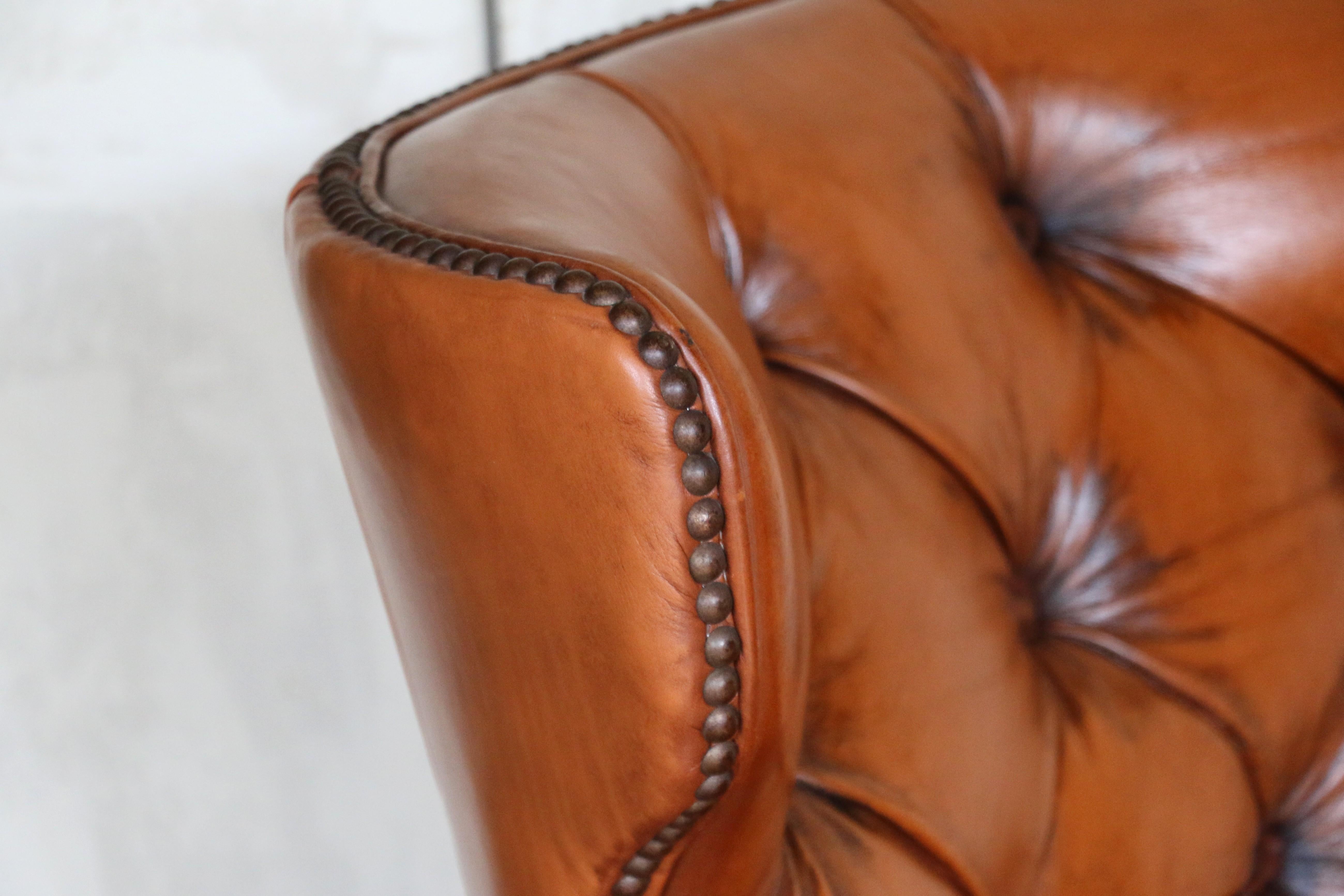 Paire de chaises d'appoint de bibliothèque en cuir brun capitonné par Century Furniture, années 1990 en vente 4