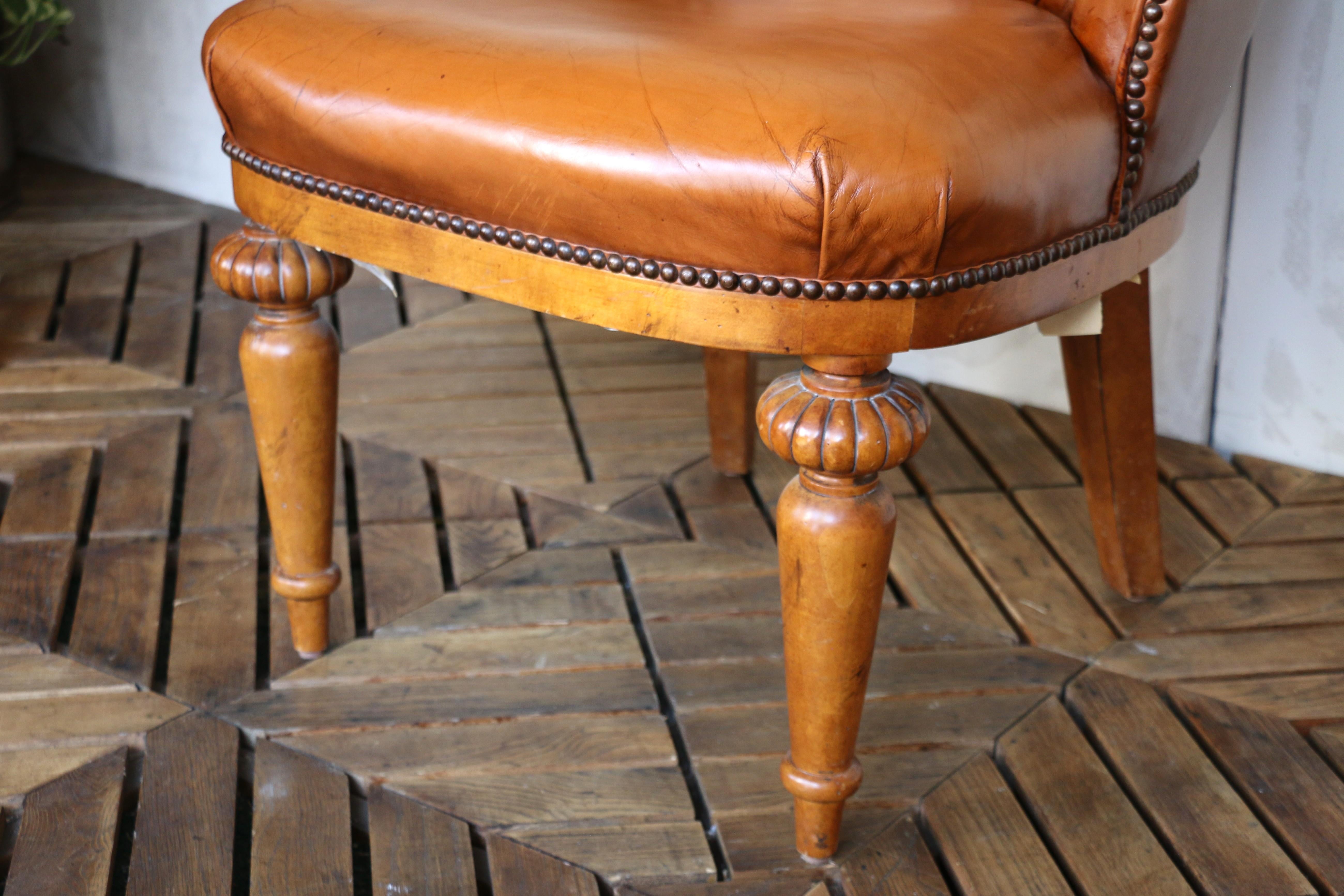 Paire de chaises d'appoint de bibliothèque en cuir brun capitonné par Century Furniture, années 1990 en vente 6