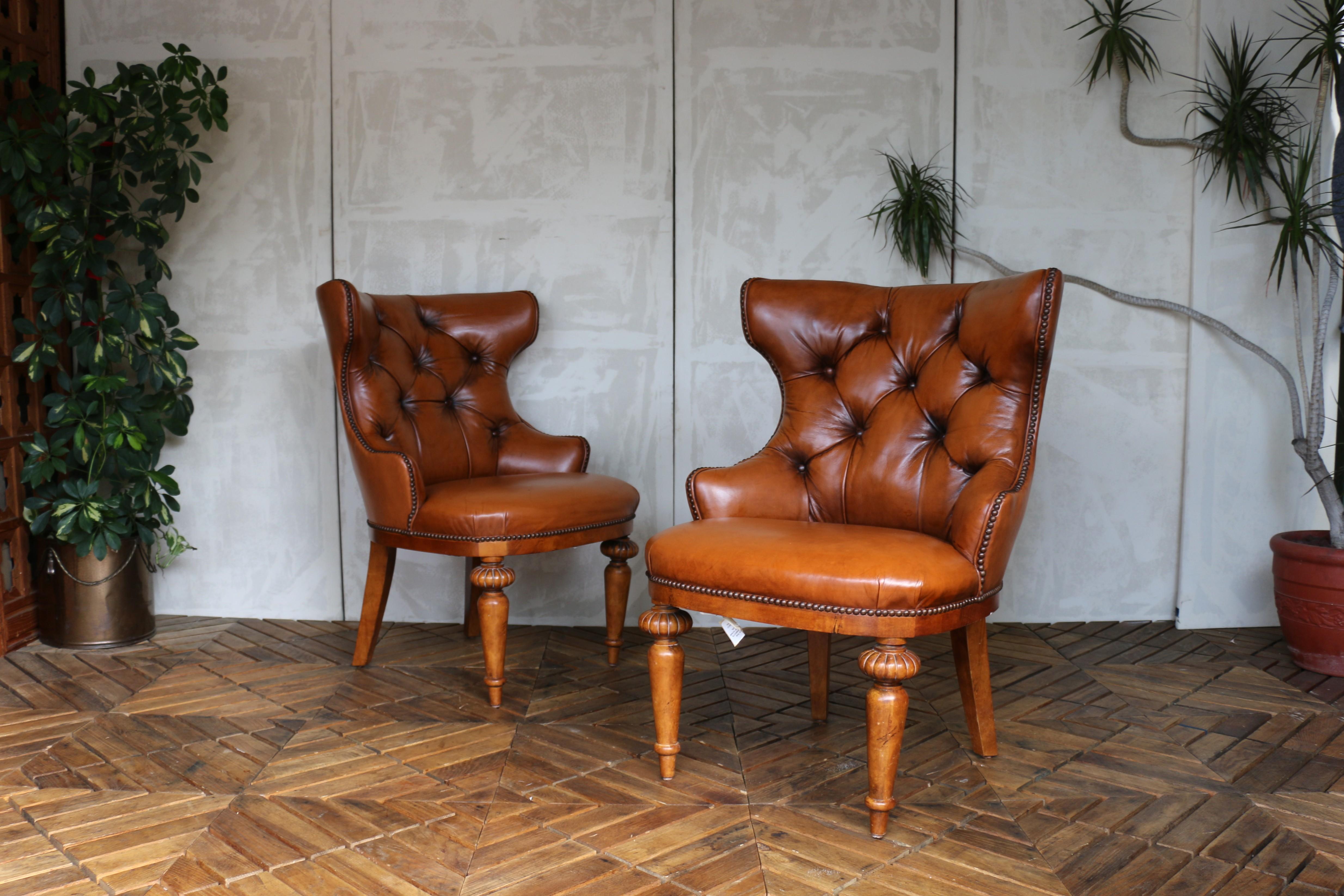 Chesterfield Paire de chaises d'appoint de bibliothèque en cuir brun capitonné par Century Furniture, années 1990 en vente