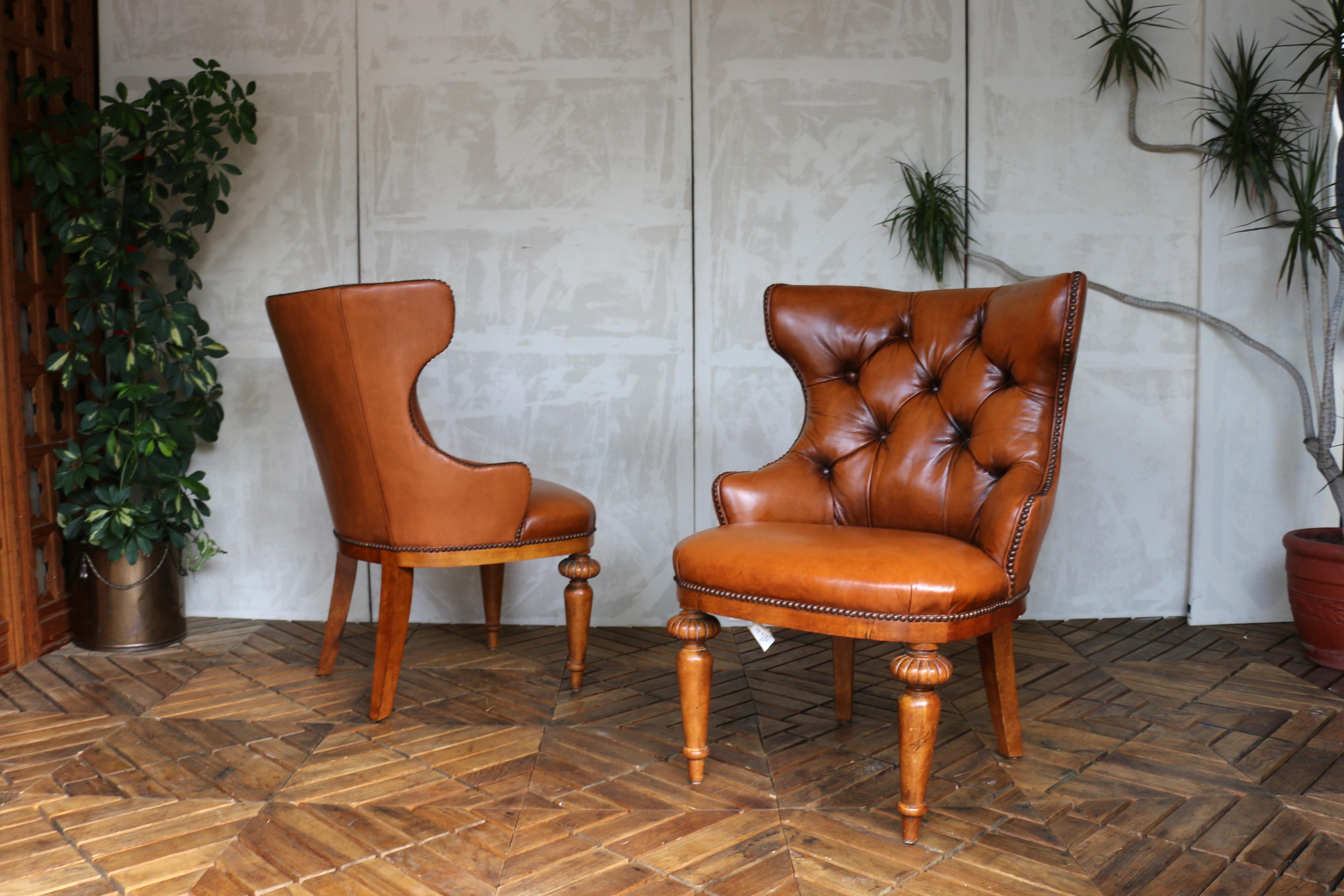 Américain Paire de chaises d'appoint de bibliothèque en cuir brun capitonné par Century Furniture, années 1990 en vente
