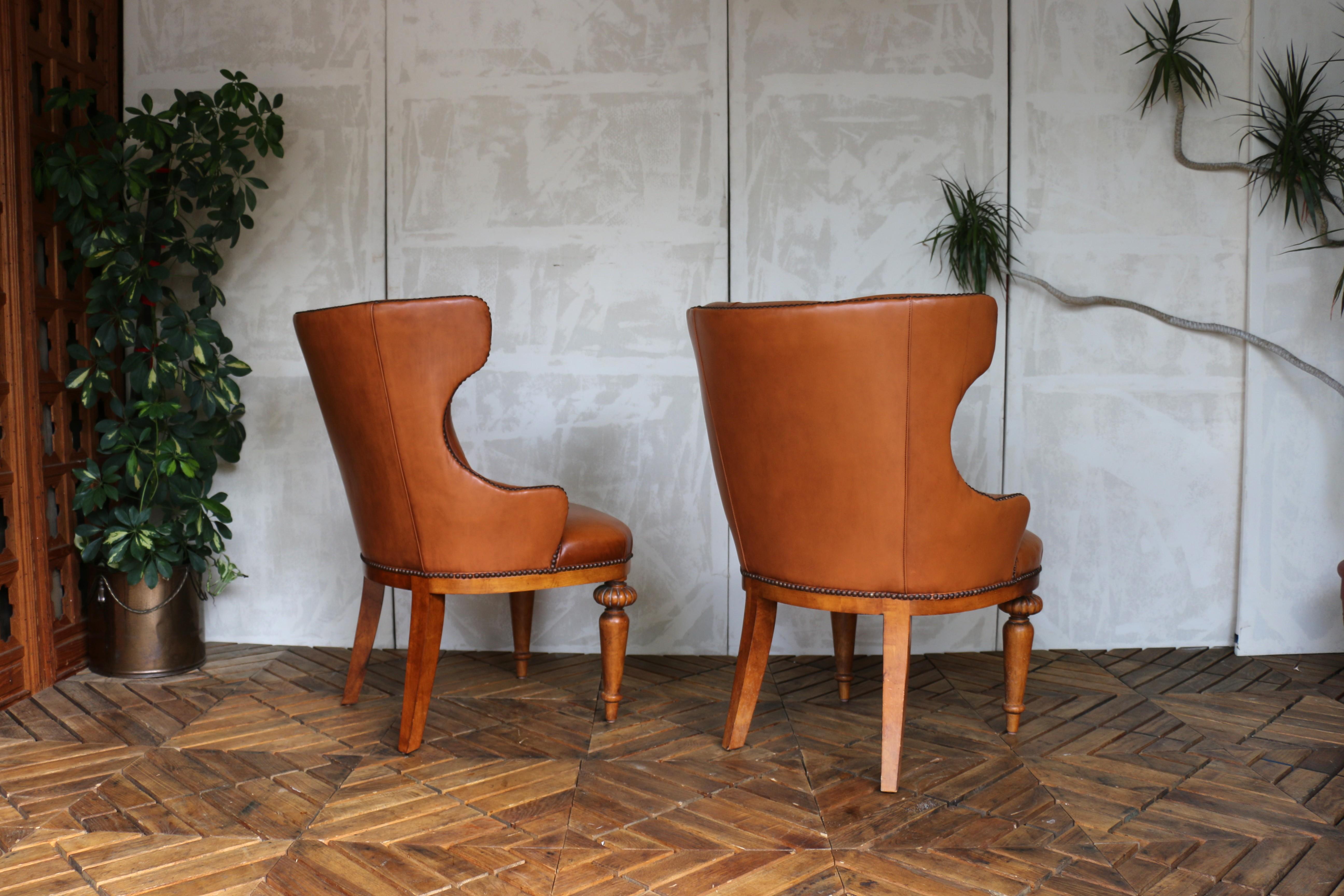 Paire de chaises d'appoint de bibliothèque en cuir brun capitonné par Century Furniture, années 1990 Bon état - En vente à North Hollywood, CA