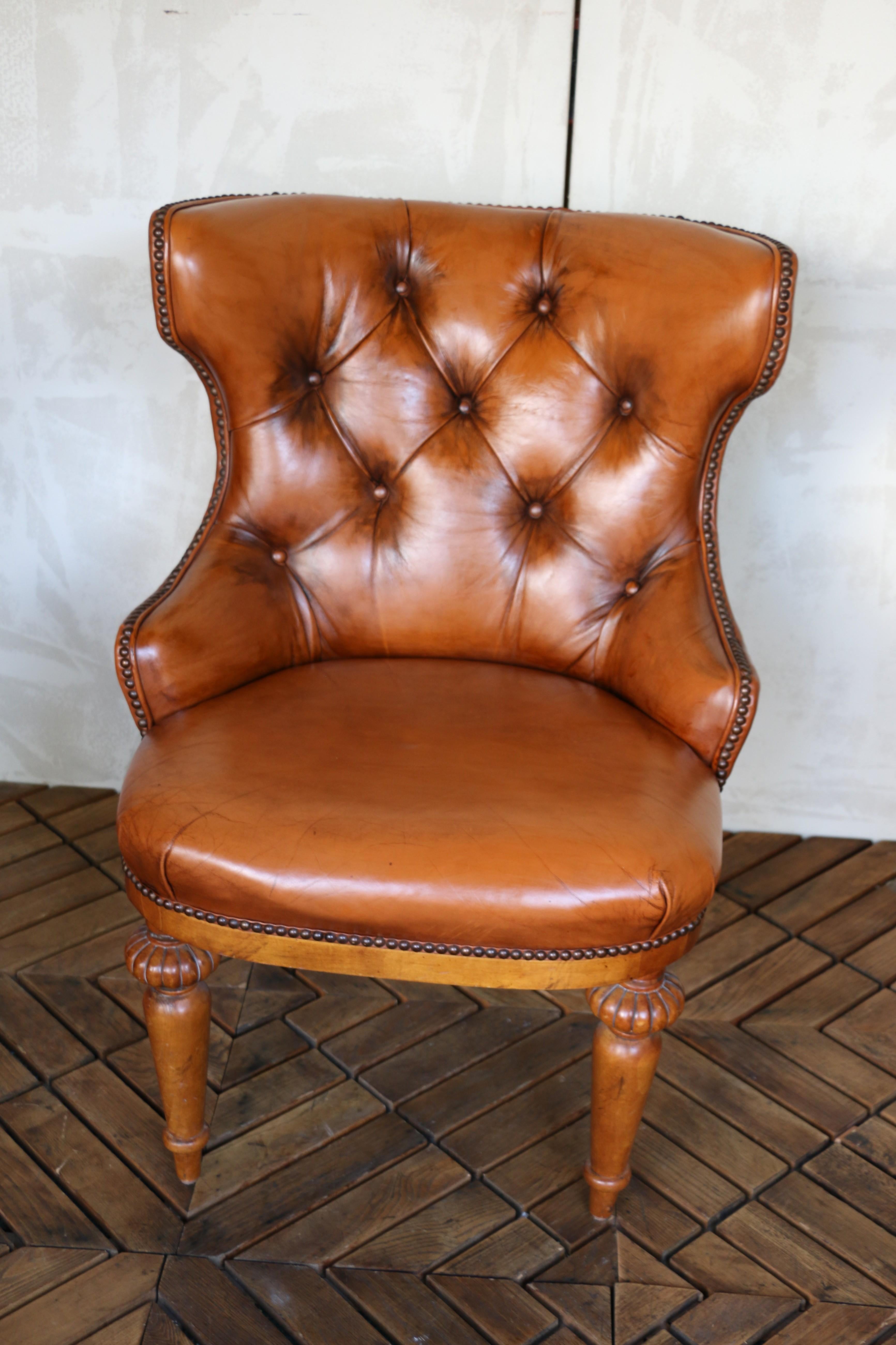 Fin du 20e siècle Paire de chaises d'appoint de bibliothèque en cuir brun capitonné par Century Furniture, années 1990 en vente