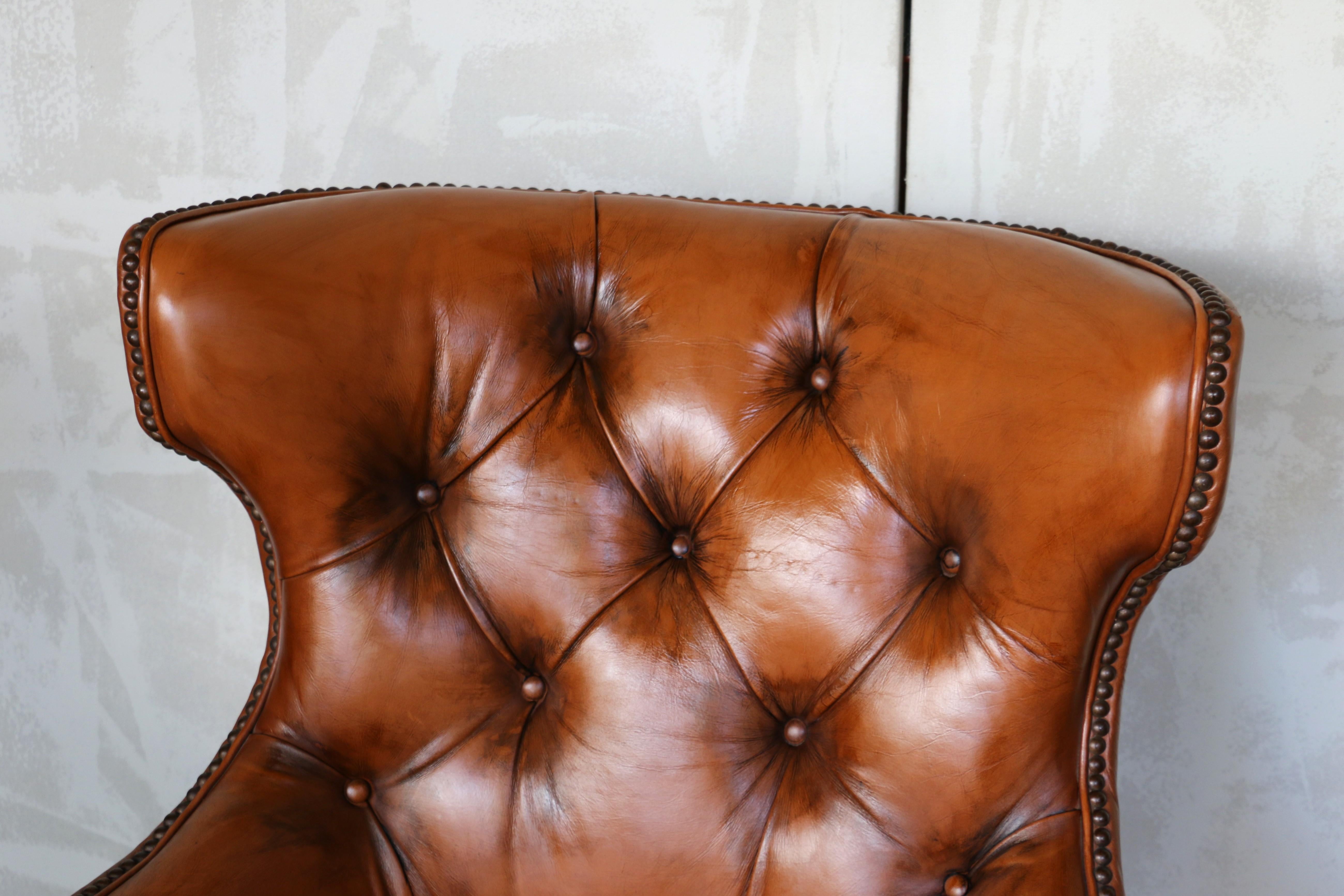 Cuir Paire de chaises d'appoint de bibliothèque en cuir brun capitonné par Century Furniture, années 1990 en vente