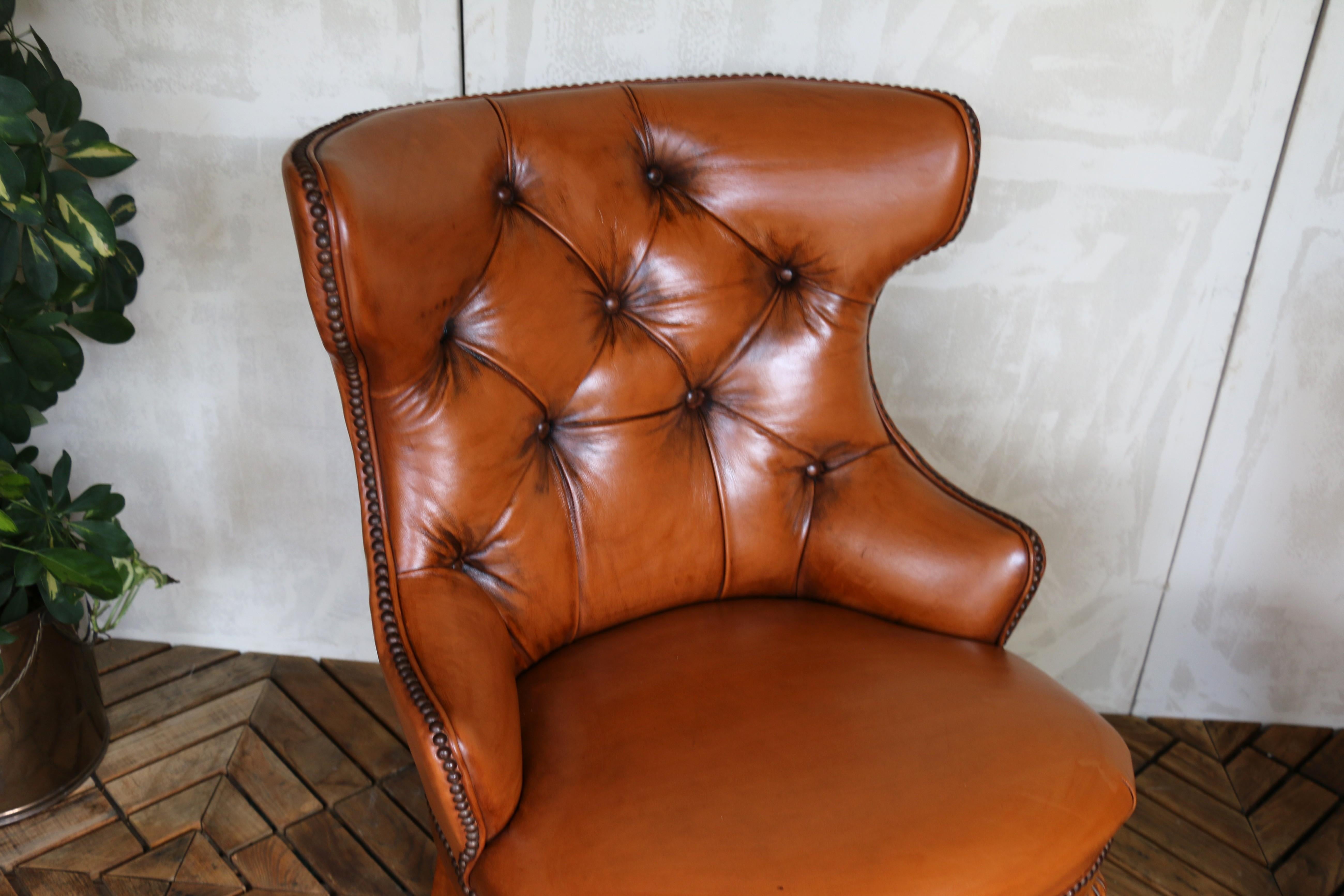 Paire de chaises d'appoint de bibliothèque en cuir brun capitonné par Century Furniture, années 1990 en vente 1