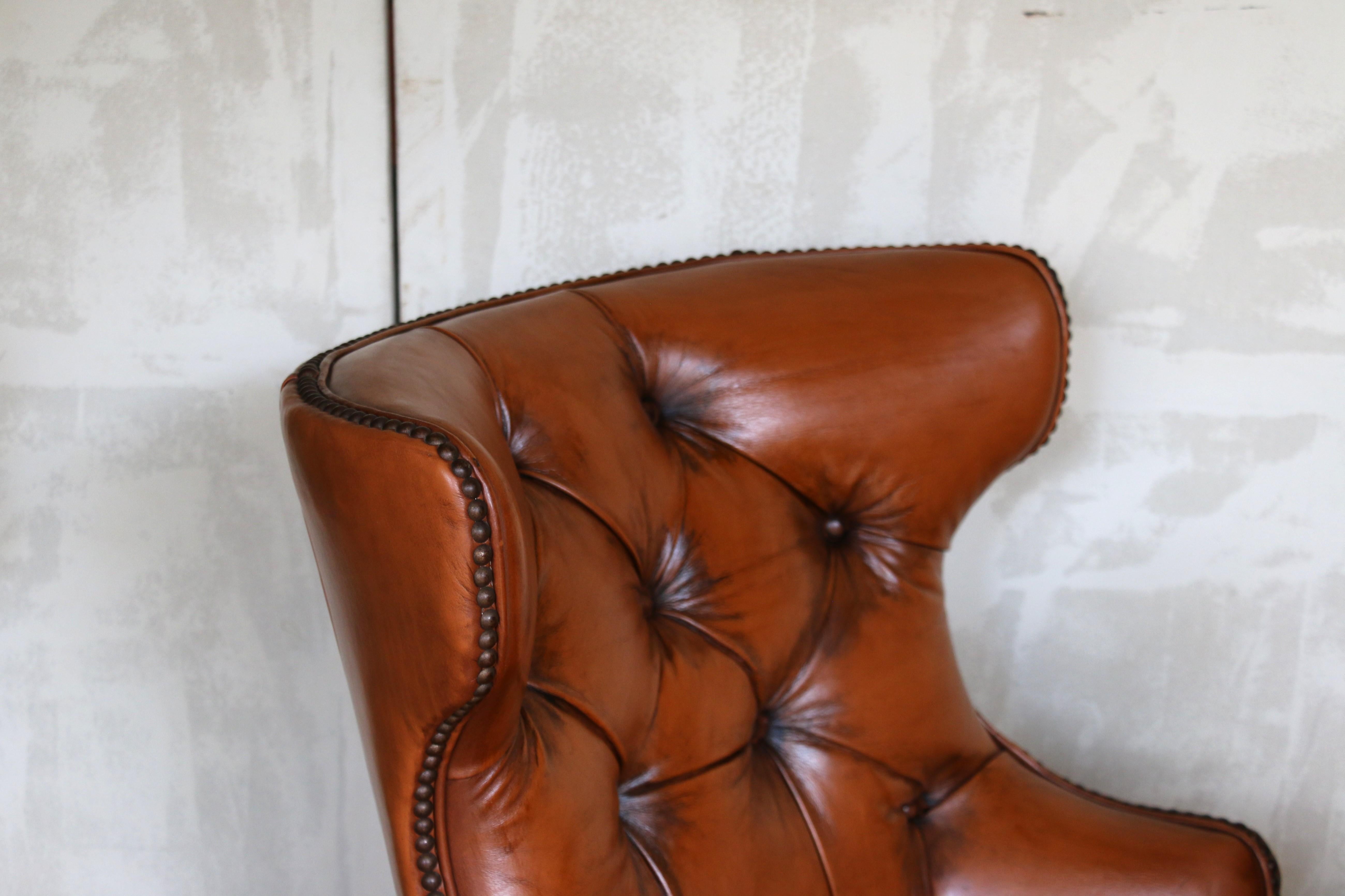 Paire de chaises d'appoint de bibliothèque en cuir brun capitonné par Century Furniture, années 1990 en vente 2