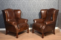 Paire de fauteuils à oreilles rembourrés en cuir Brown