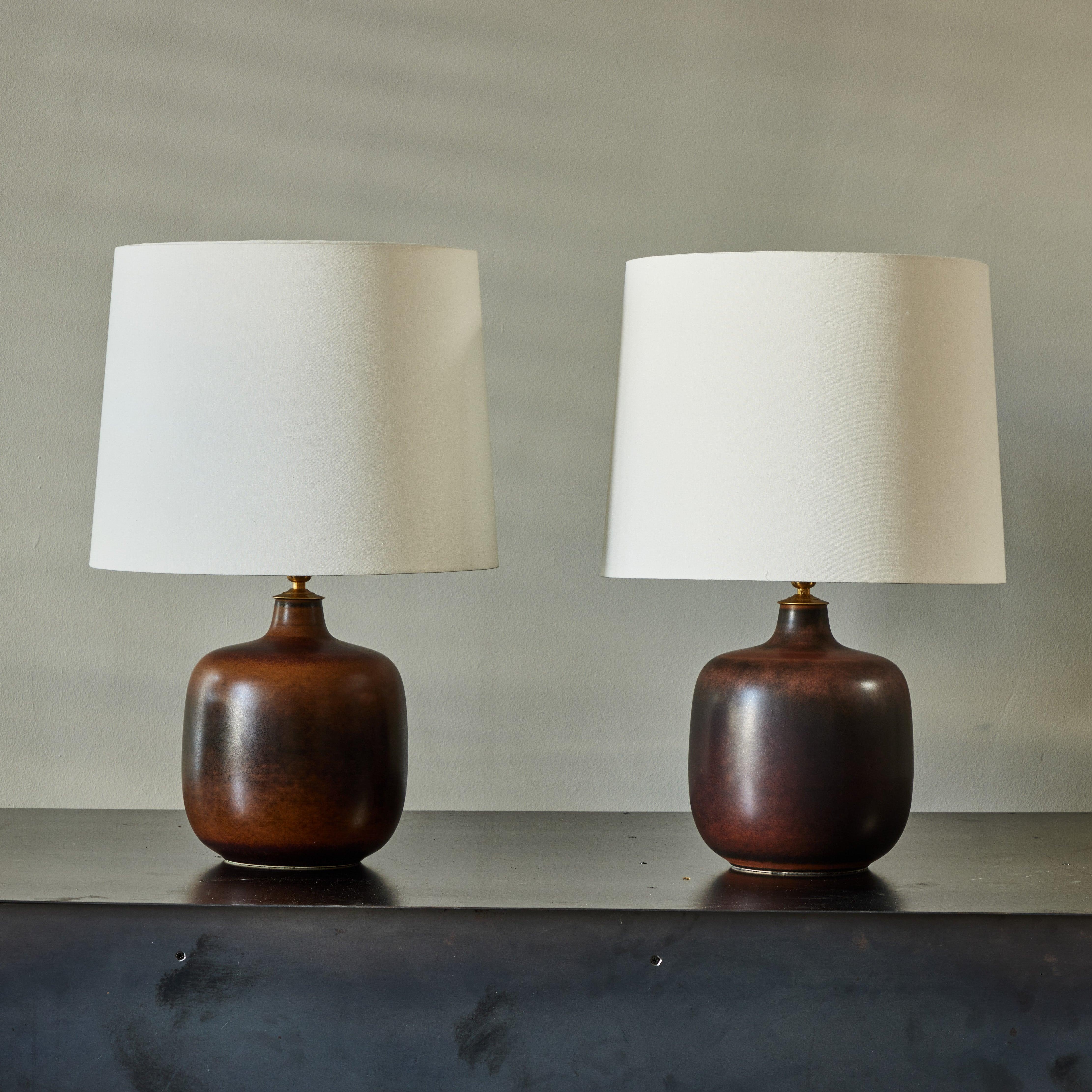 A pair of original Lotte and Gunnar Bostlund ceramic table lamps with subtle brown ombre glazing in a soft satin finish and rounded shape. Includes custom cream-colored linen shades.

Denmark, circa 1960

Dimensions: 16 x 23H.