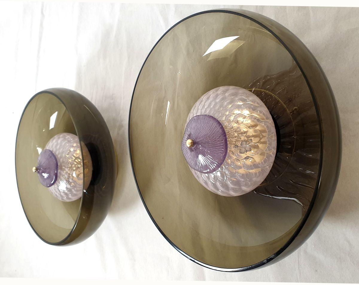 Paire de grandes appliques en verre de Murano de style moderne du milieu du siècle, Italie vers les années 1990.
Les appliques modernes sont composées d'un bol rond et incurvé en verre de Murano de couleur marron translucide, imbriquant des éléments