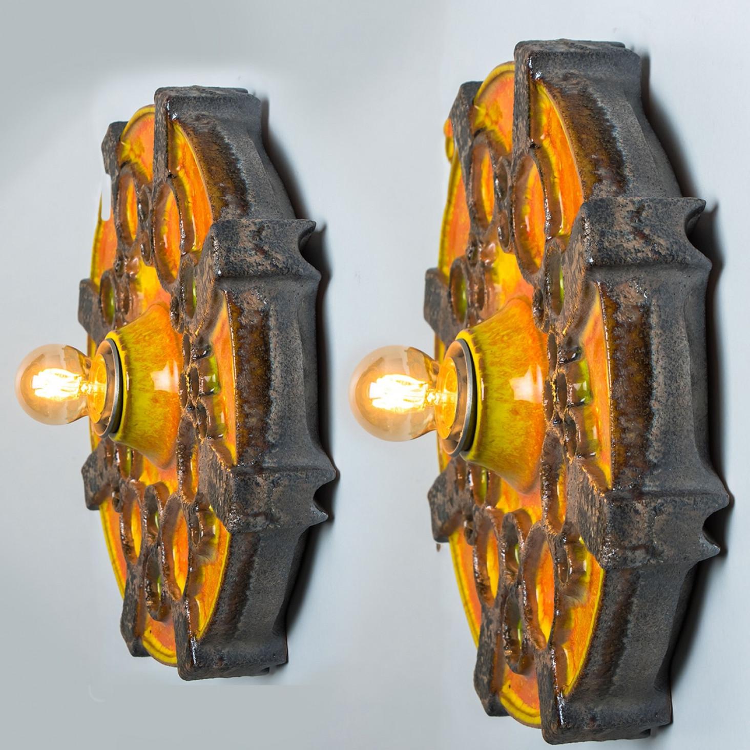 Vernissé Paire d'appliques en céramique marron, orange et verte, Allemagne, 1970 en vente