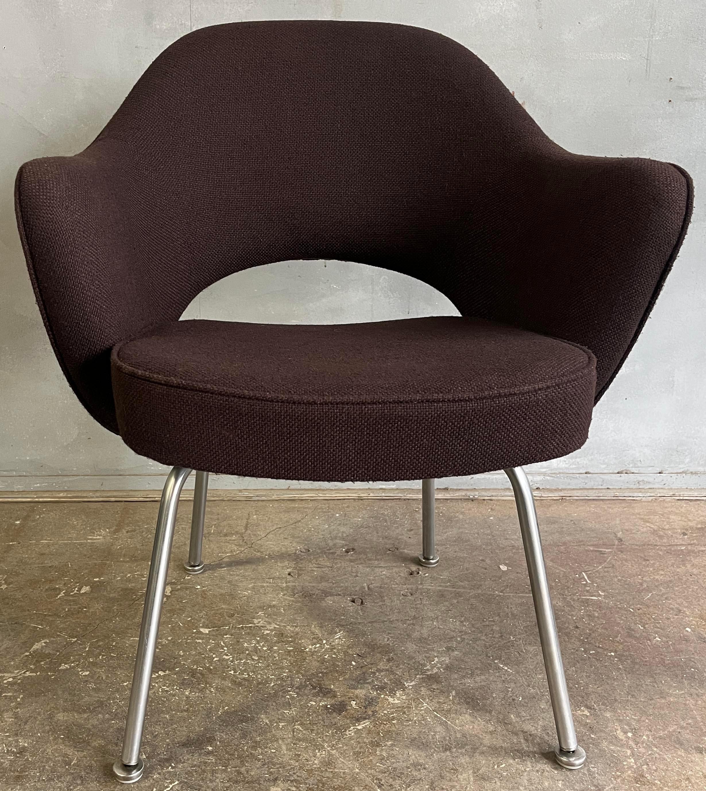 Coppia di sedie da pranzo direzionali Saarinen marrone o Knoll in vendita 3