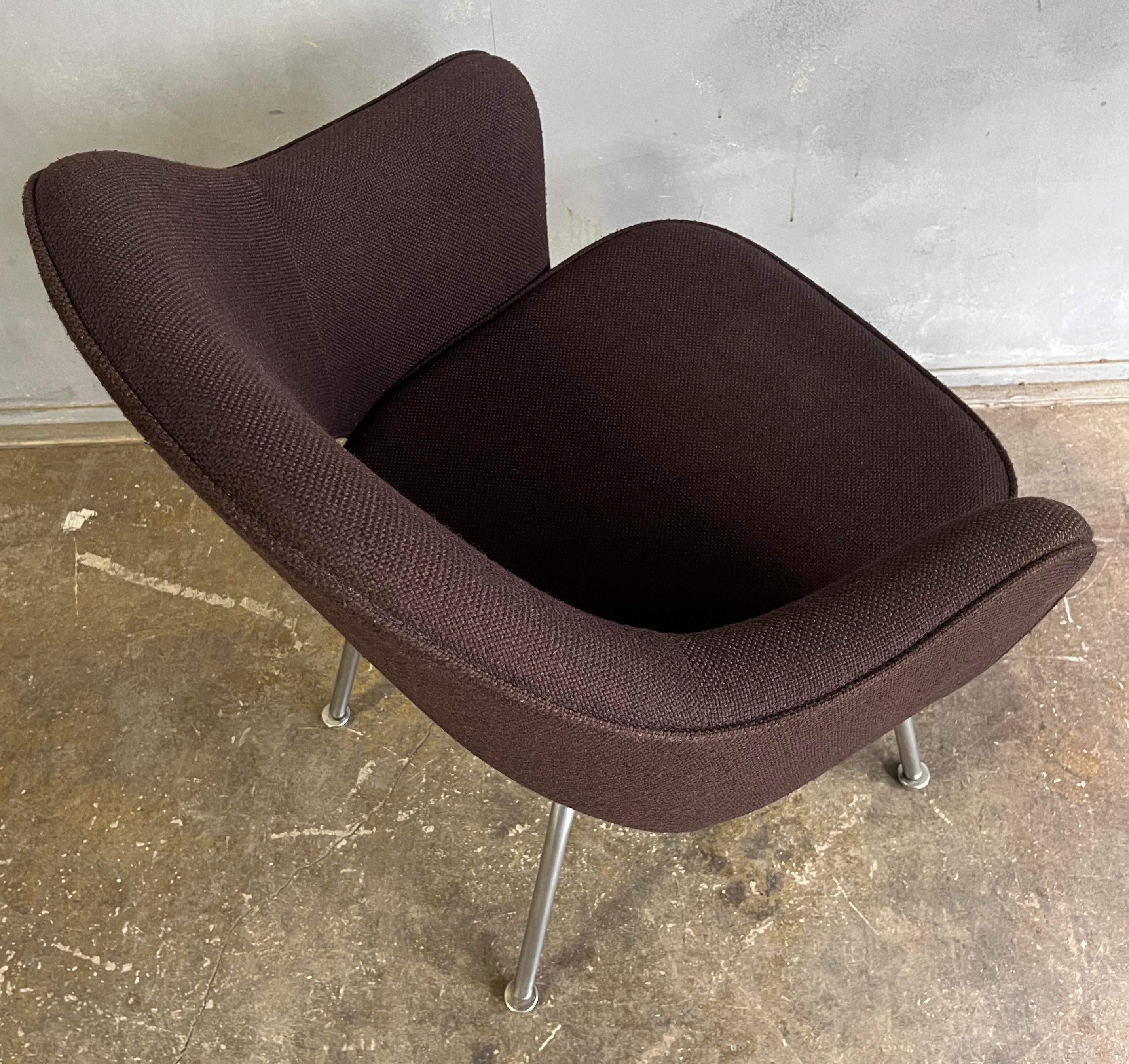 Pair of Brown Saarinen Executive / Dining Chairs or Knoll  For Sale 7