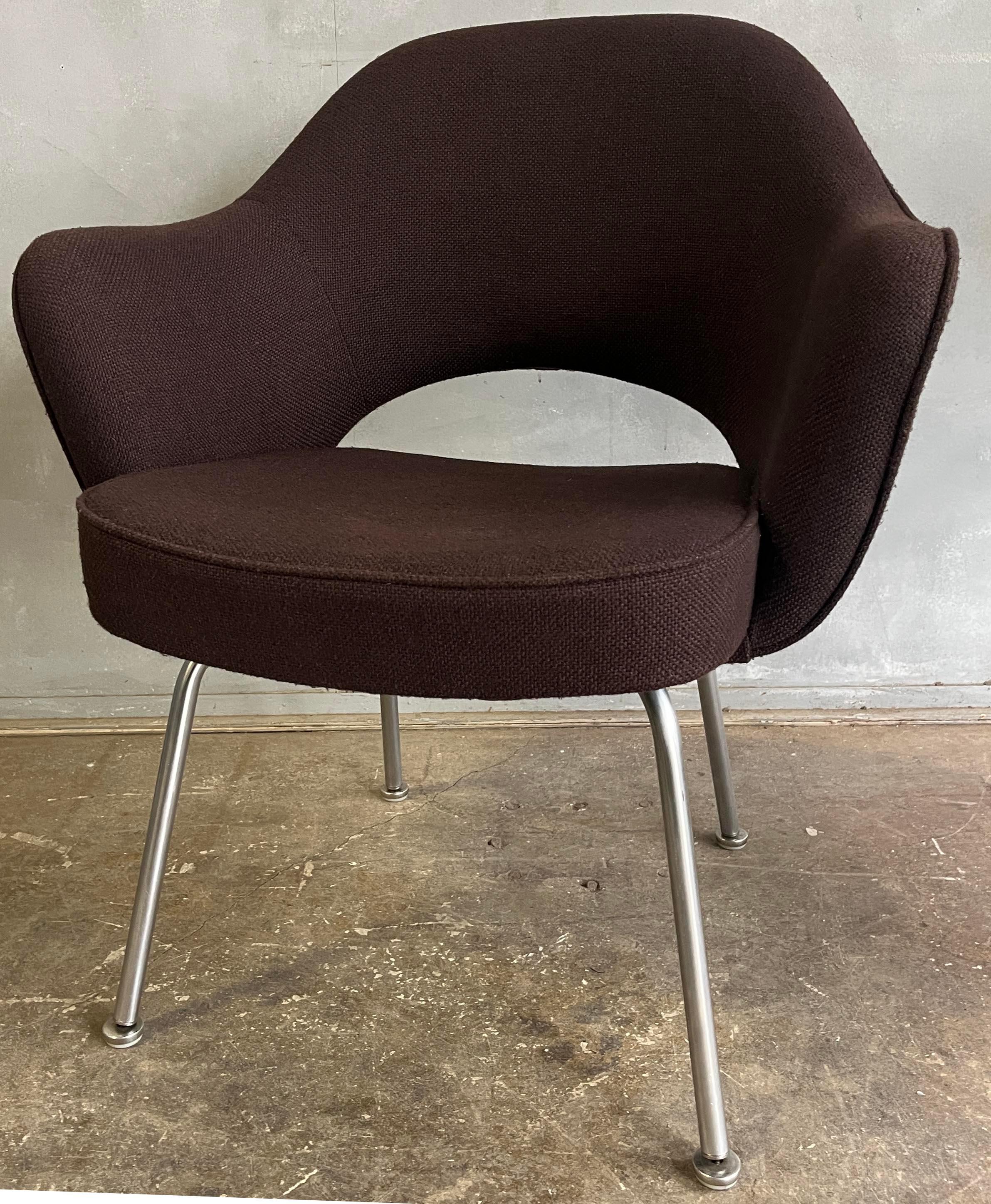 Ti proponiamo questa coppia di sedie direzionali di Eero Saarinen per Knoll. Con imbottitura in tessuto marrone e lana per Knoll. 
Questi sono degli anni '60  La data di produzione esatta può essere trovata rimuovendo il cuscino della seduta e