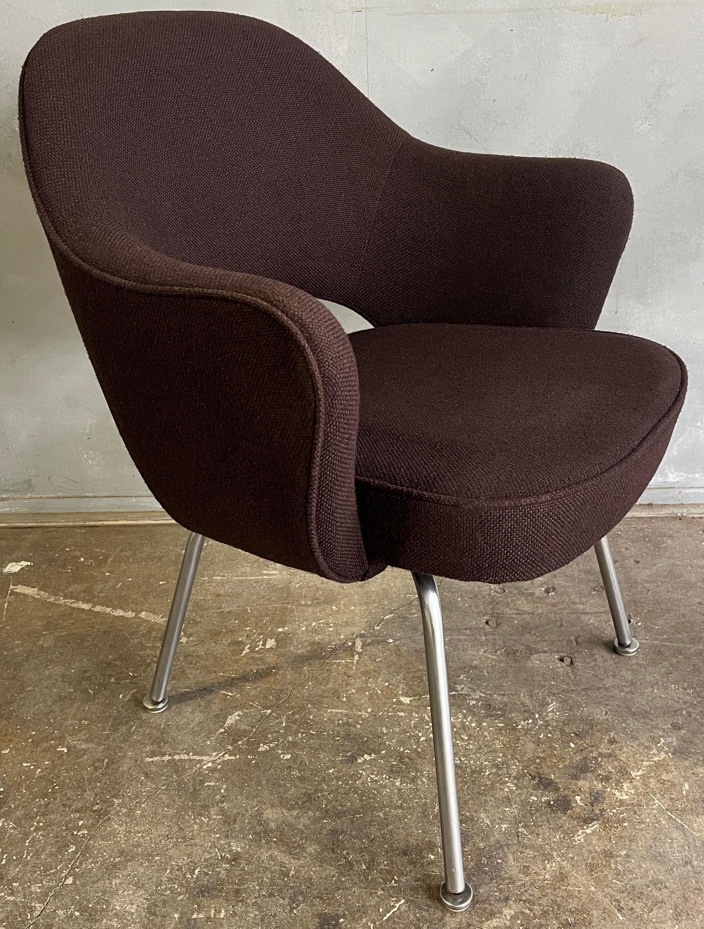 Mid-Century moderno Coppia di sedie da pranzo direzionali Saarinen marrone o Knoll in vendita